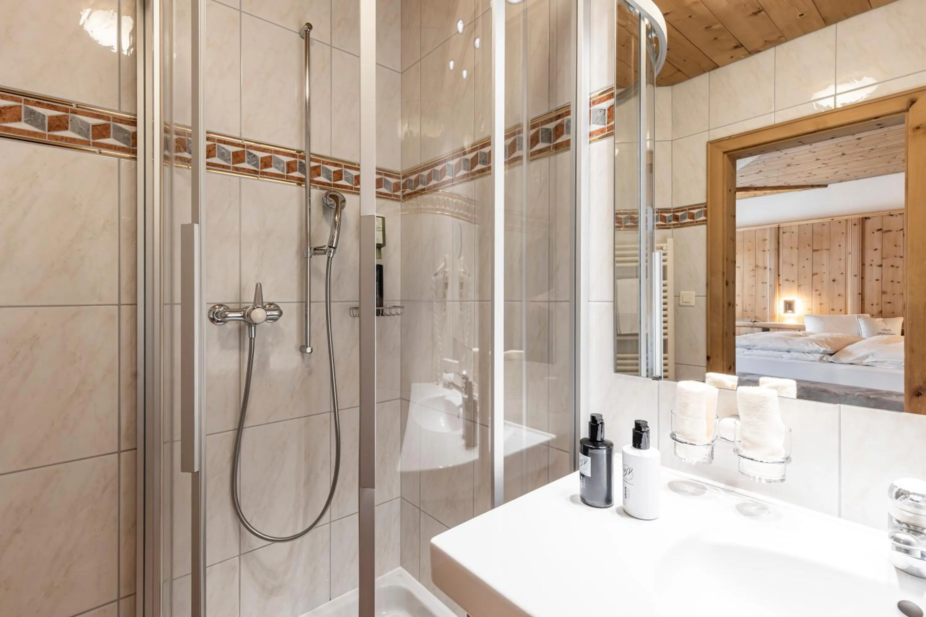 Shower in Hotel Baer & Post Zernez