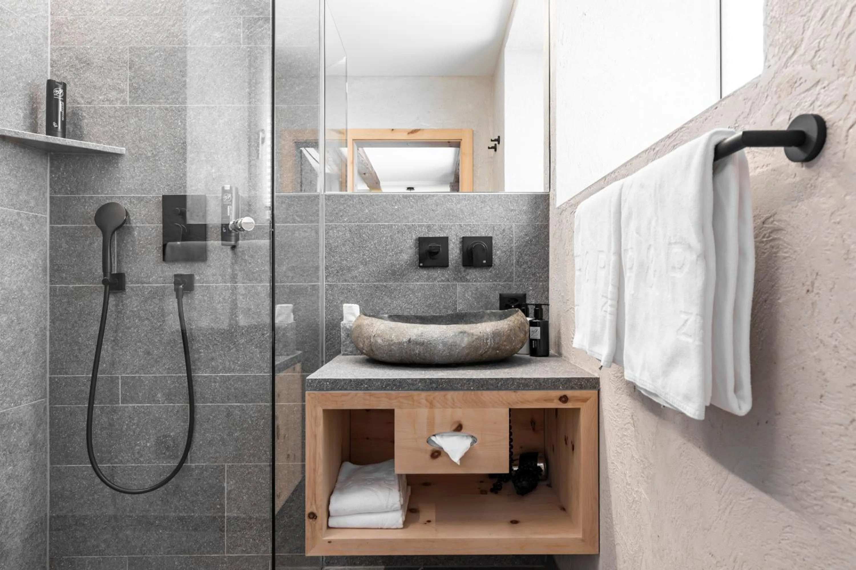 Shower in Hotel Baer & Post Zernez