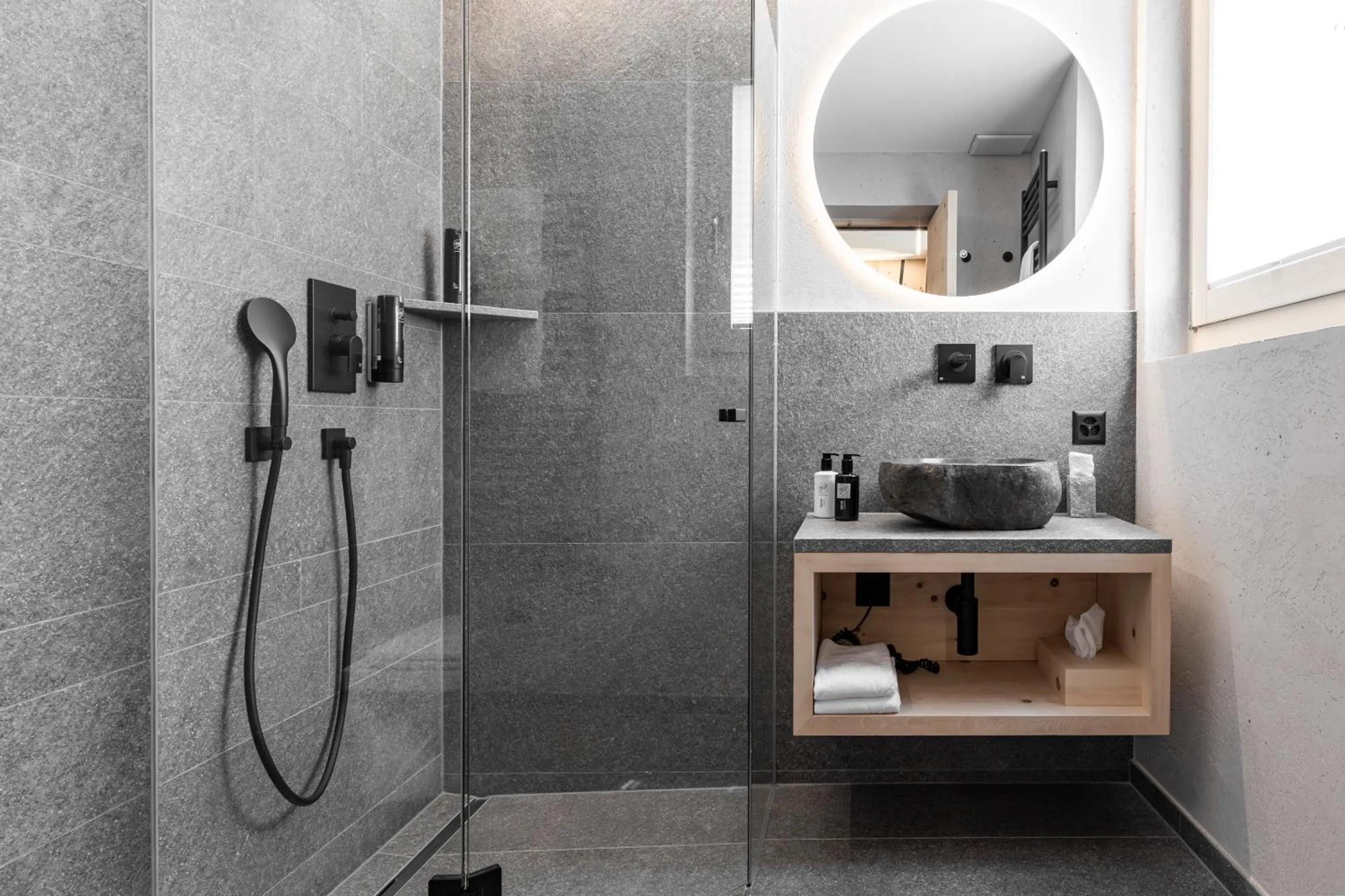 Shower in Hotel Baer & Post Zernez