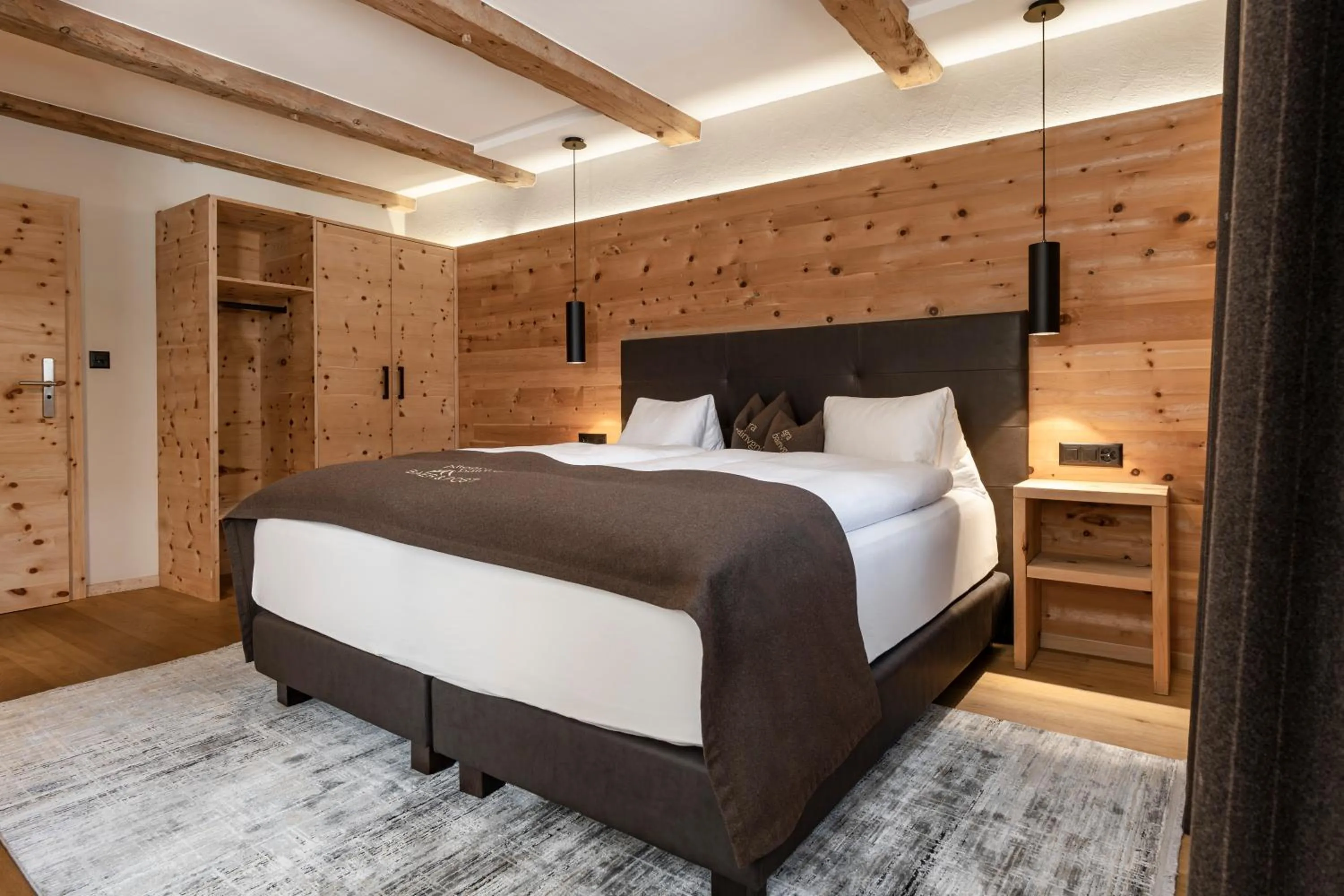 Photo of the whole room, Bed in Hotel Baer & Post Zernez