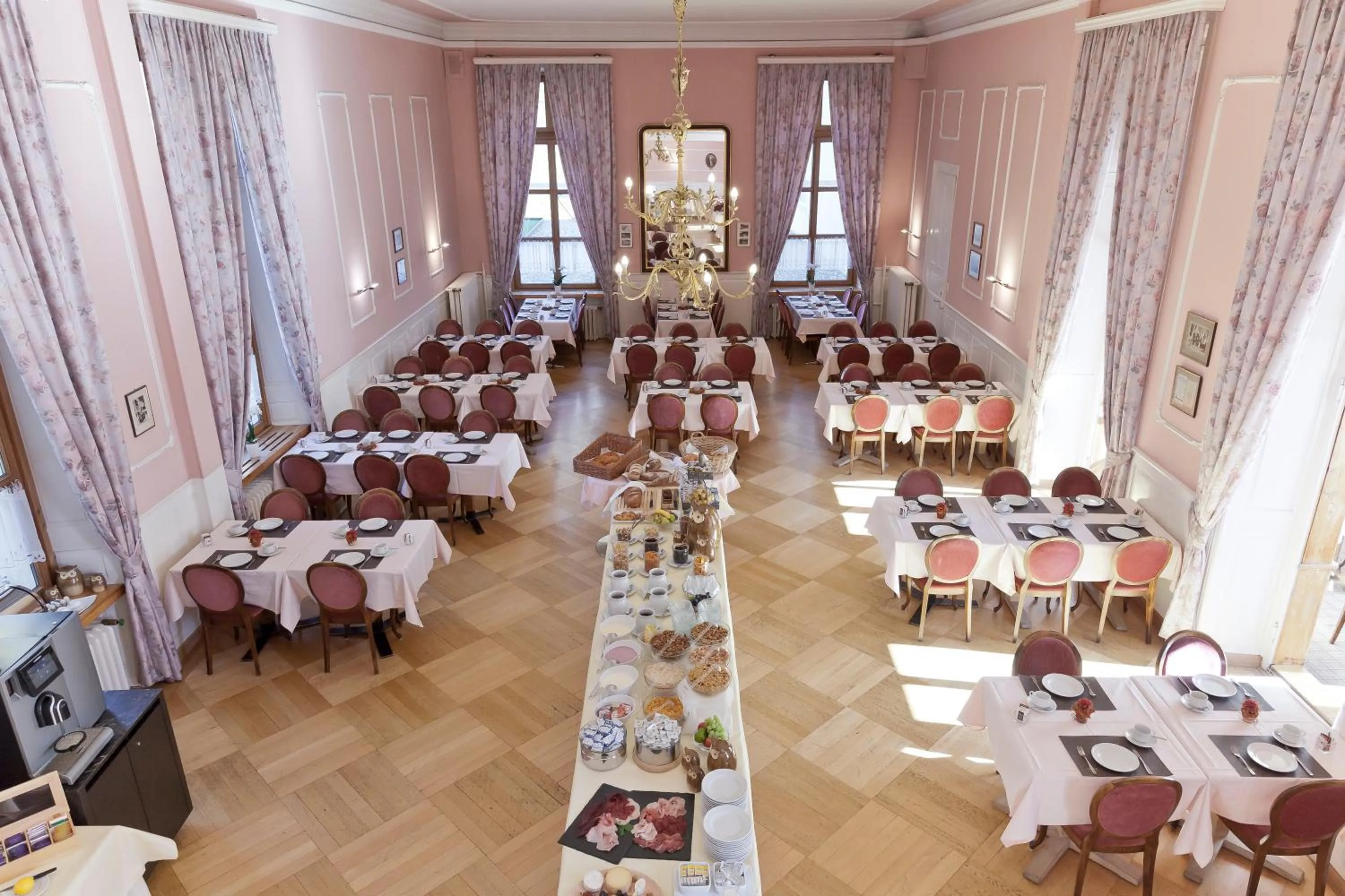 Buffet breakfast in Hotel Baer & Post Zernez