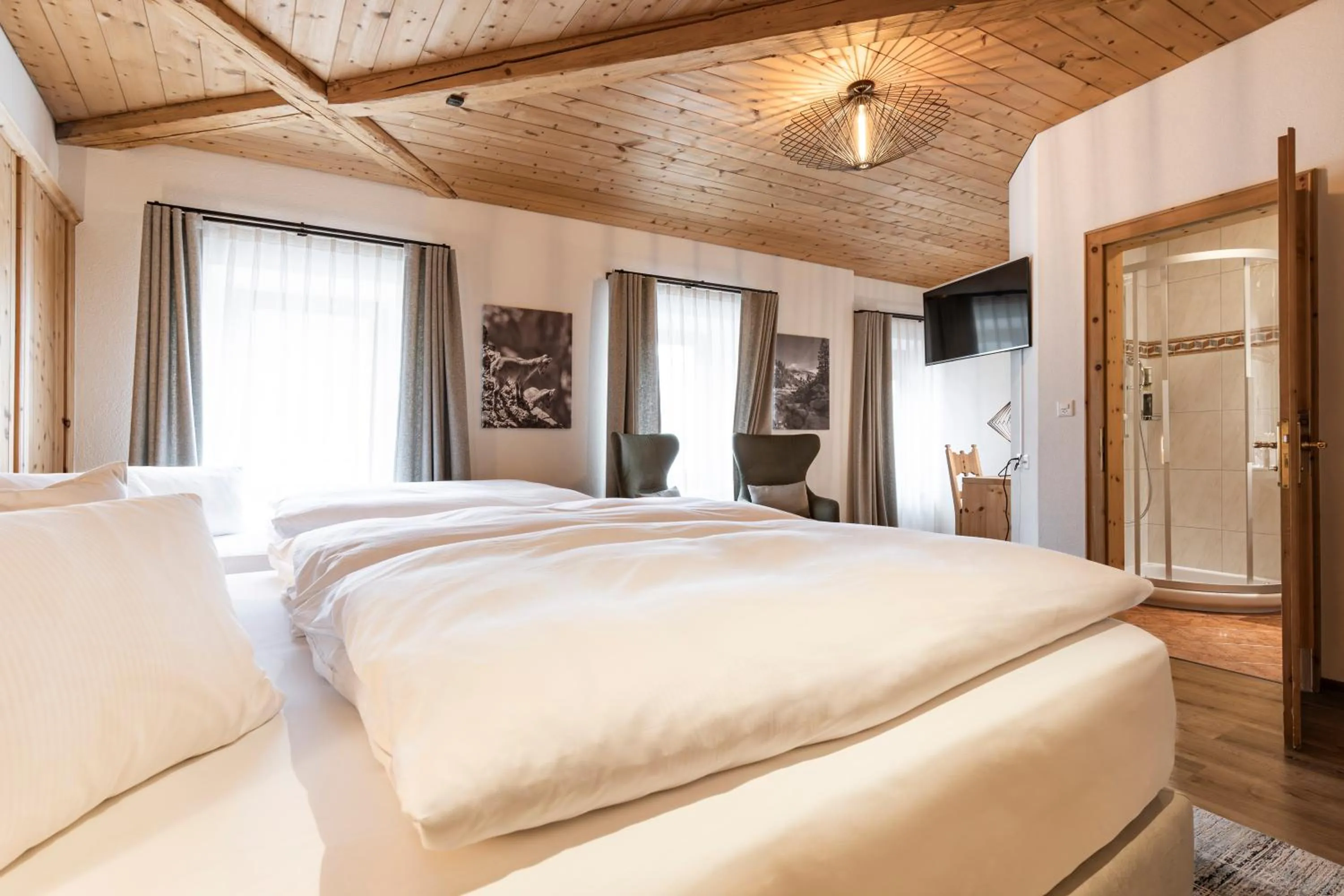 Photo of the whole room, Bed in Hotel Baer & Post Zernez