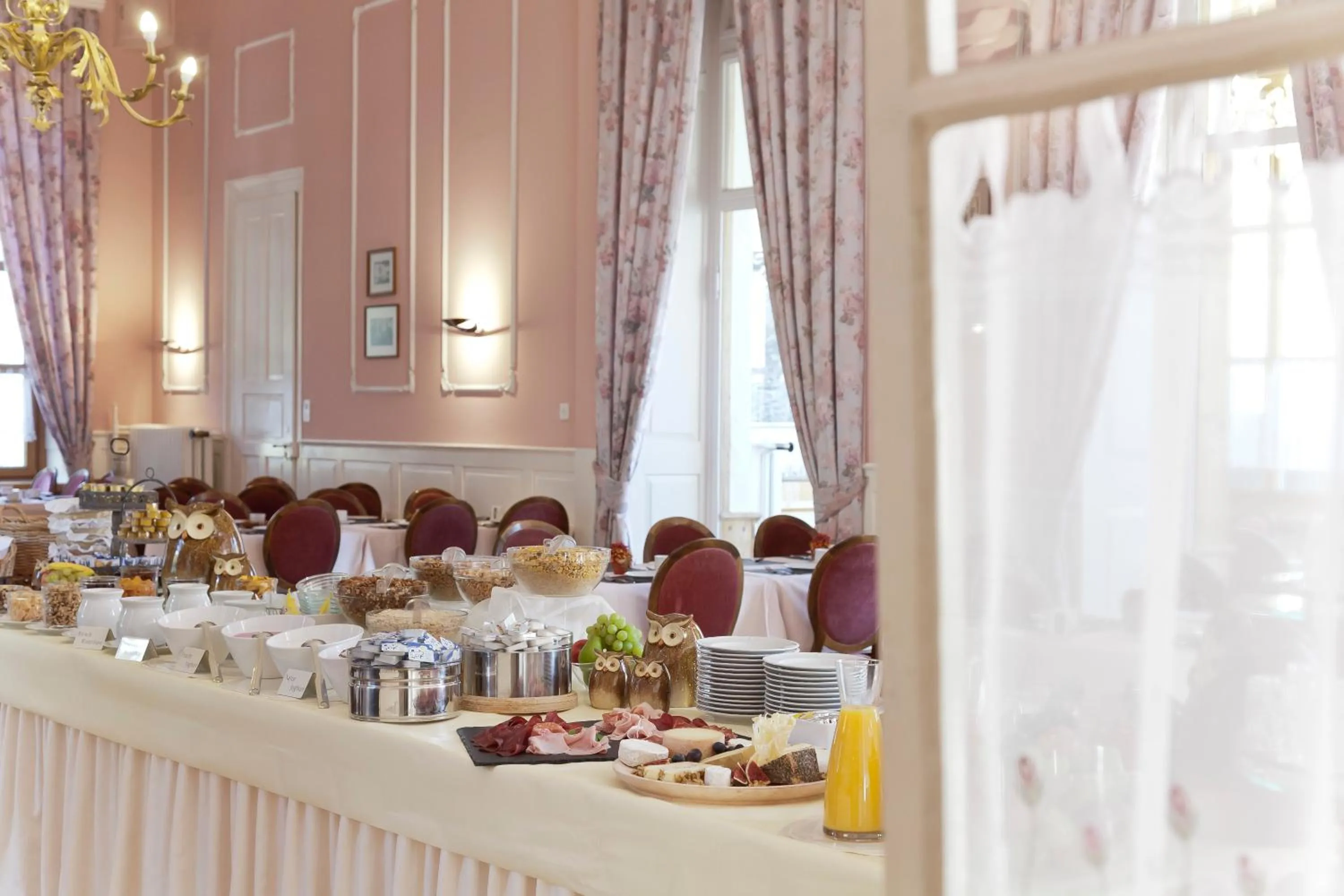 Buffet breakfast in Hotel Baer & Post Zernez