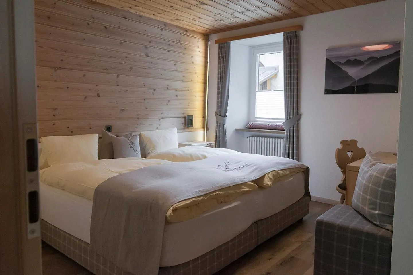 Photo of the whole room, Bed in Hotel Baer & Post Zernez