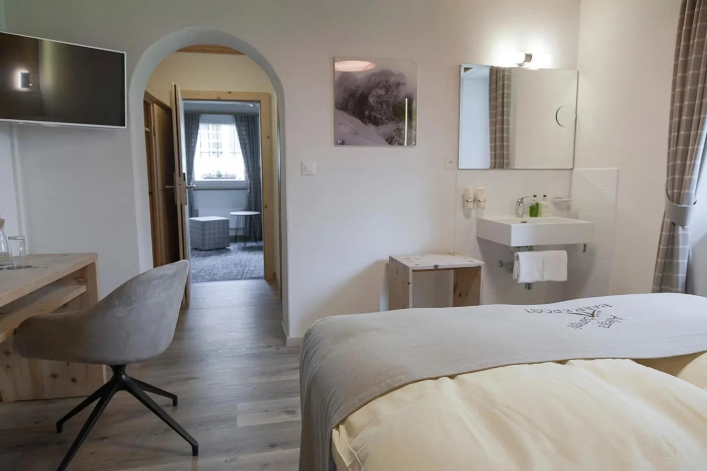 Photo of the whole room, Bed in Hotel Baer & Post Zernez