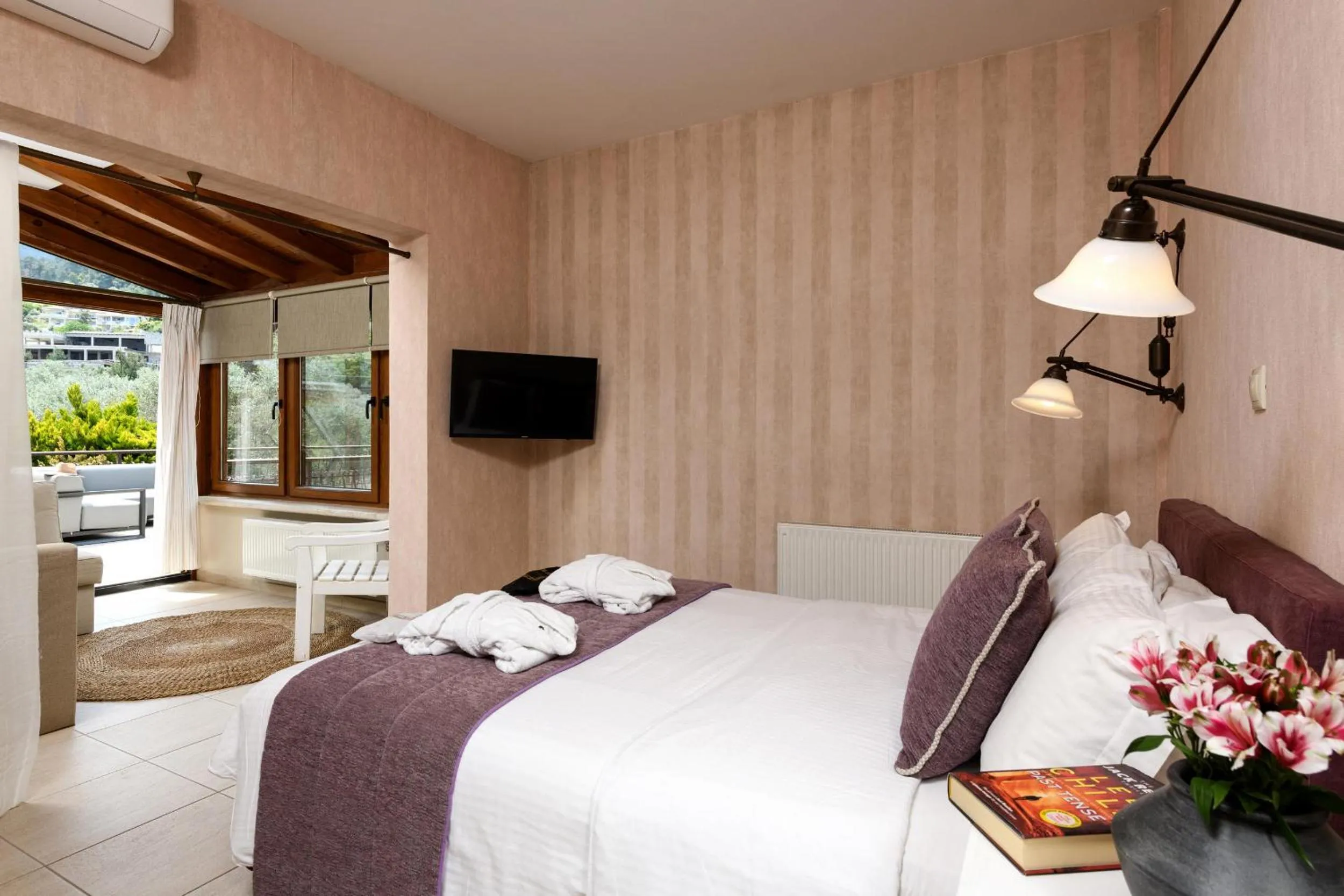 Bed in Nikoleta Luxury Villa