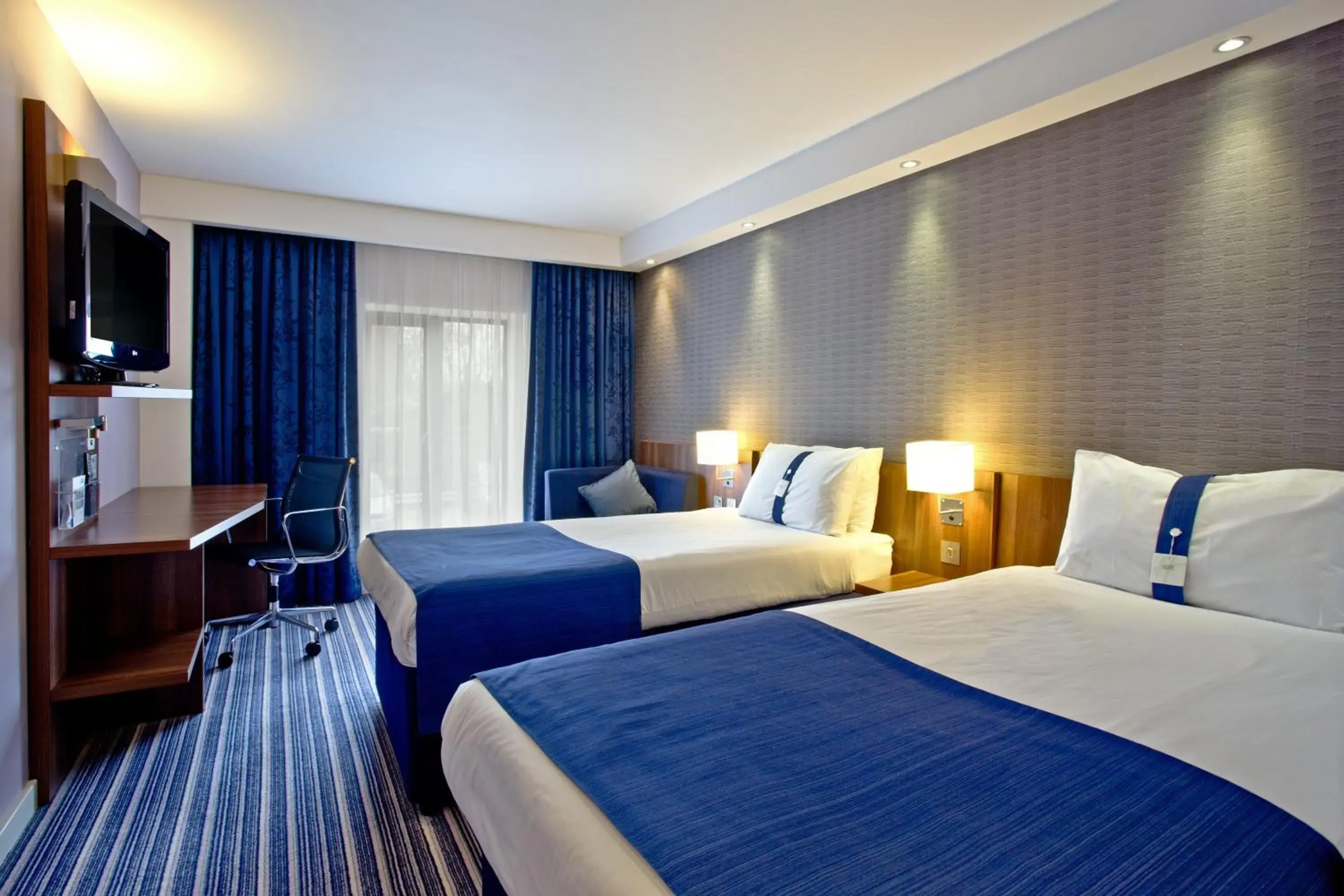 Photo of the whole room, Bed in Holiday Inn Express Birmingham-South A45