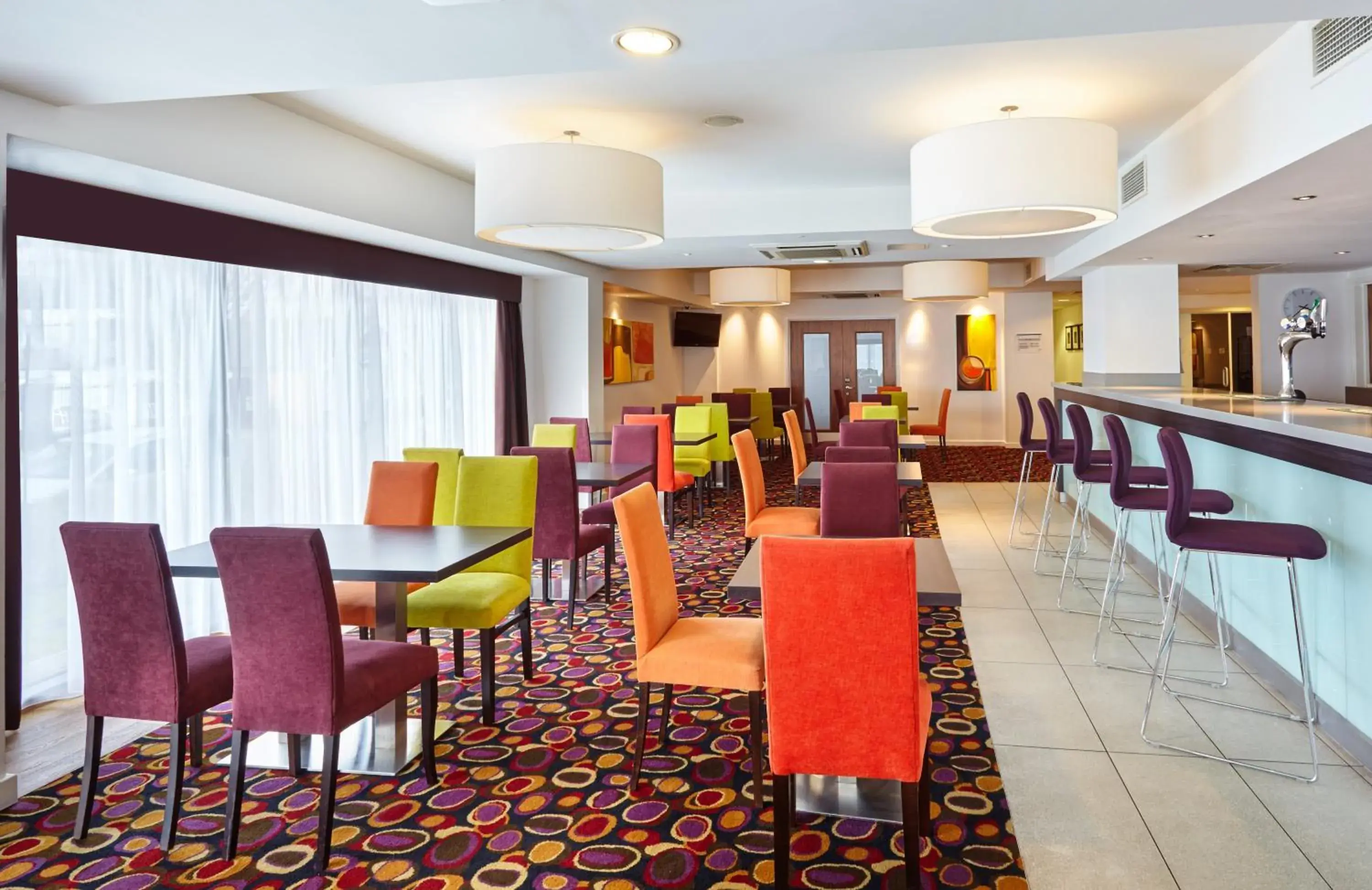 Lounge or bar, Restaurant/Places to Eat in Holiday Inn Express Birmingham-South A45