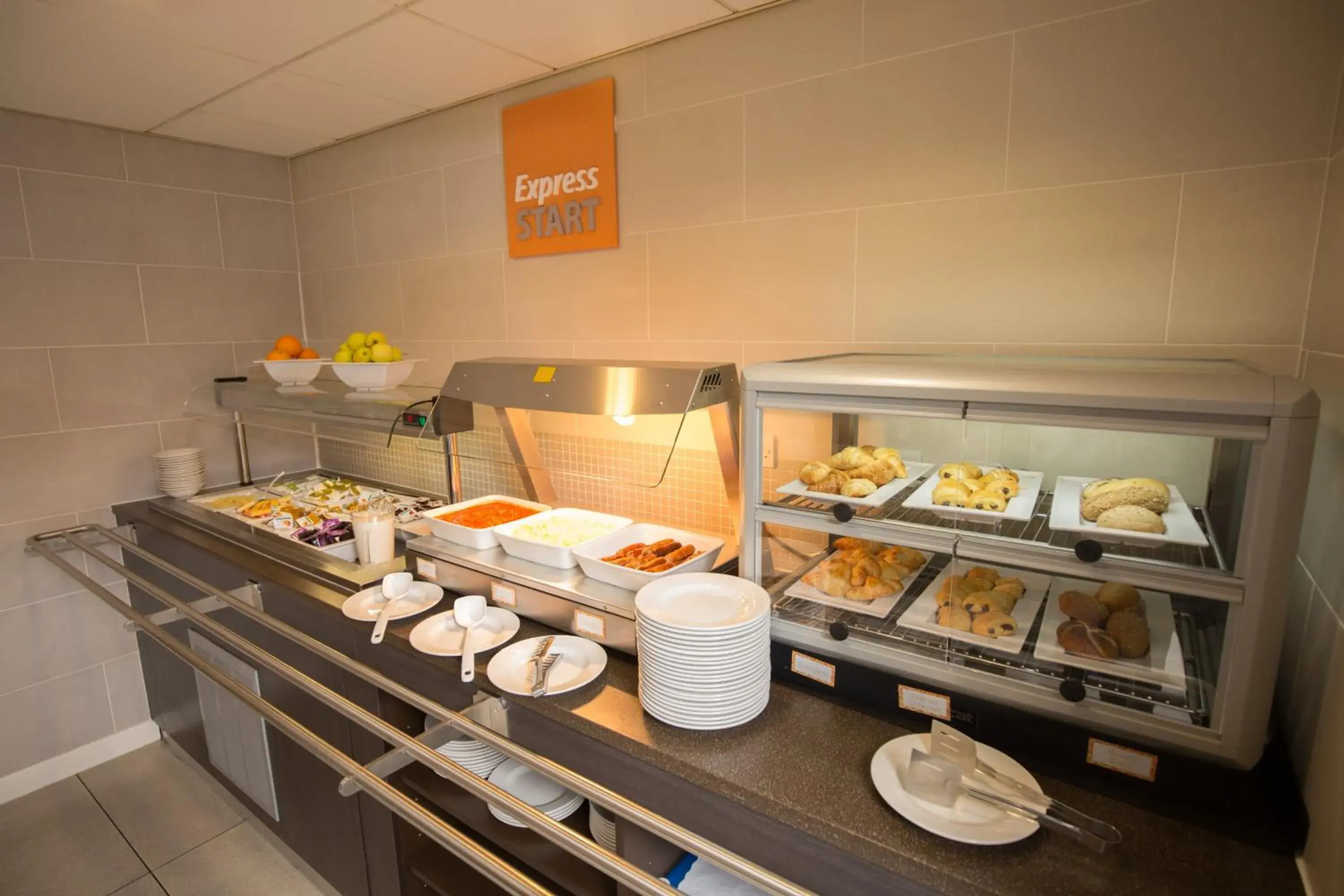 Breakfast, Food in Holiday Inn Express Birmingham-South A45