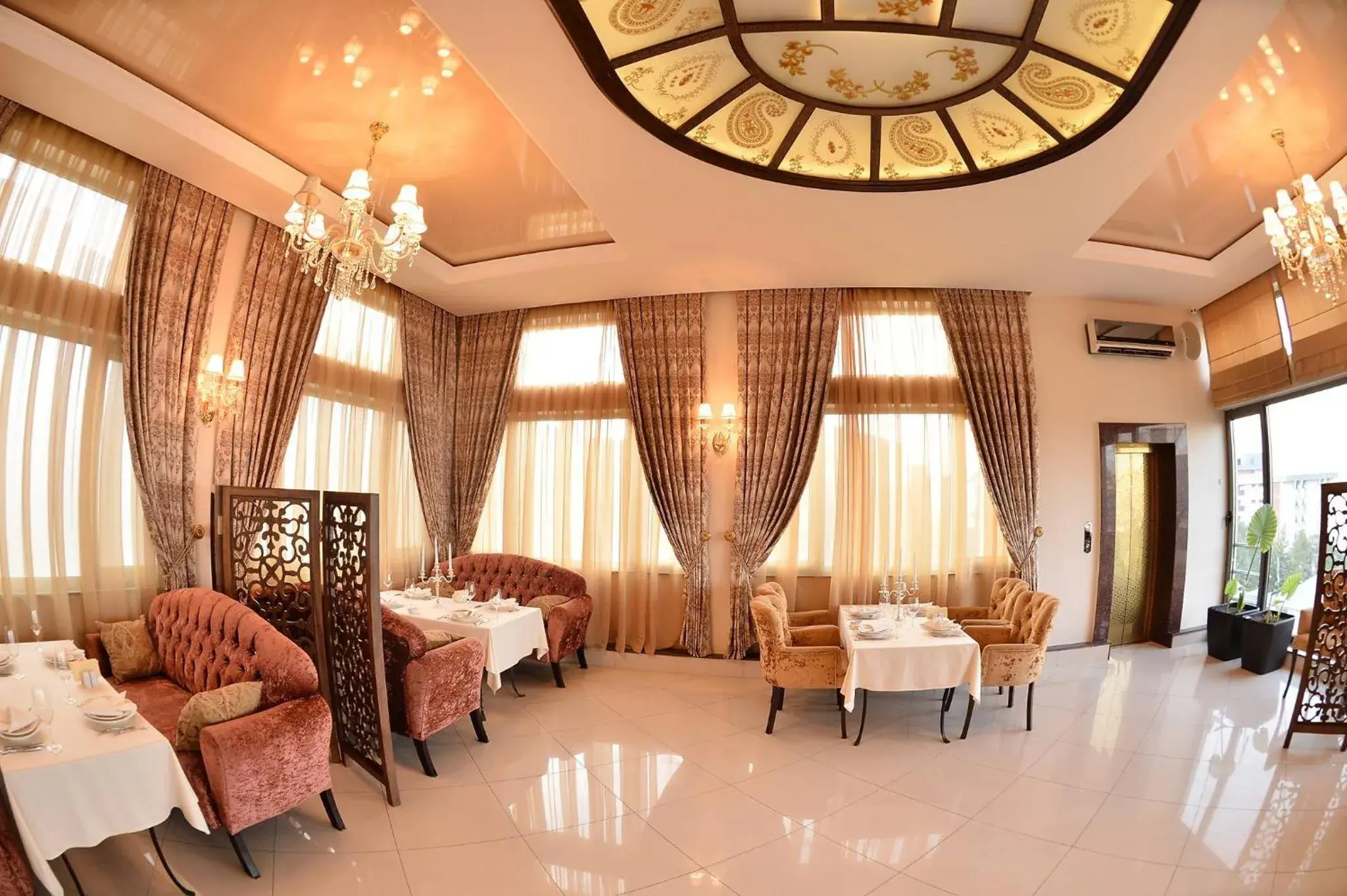 Restaurant/places to eat, Bed in East Legend Hotel Restaurant/places to eat, Bed in East Legend Hotel