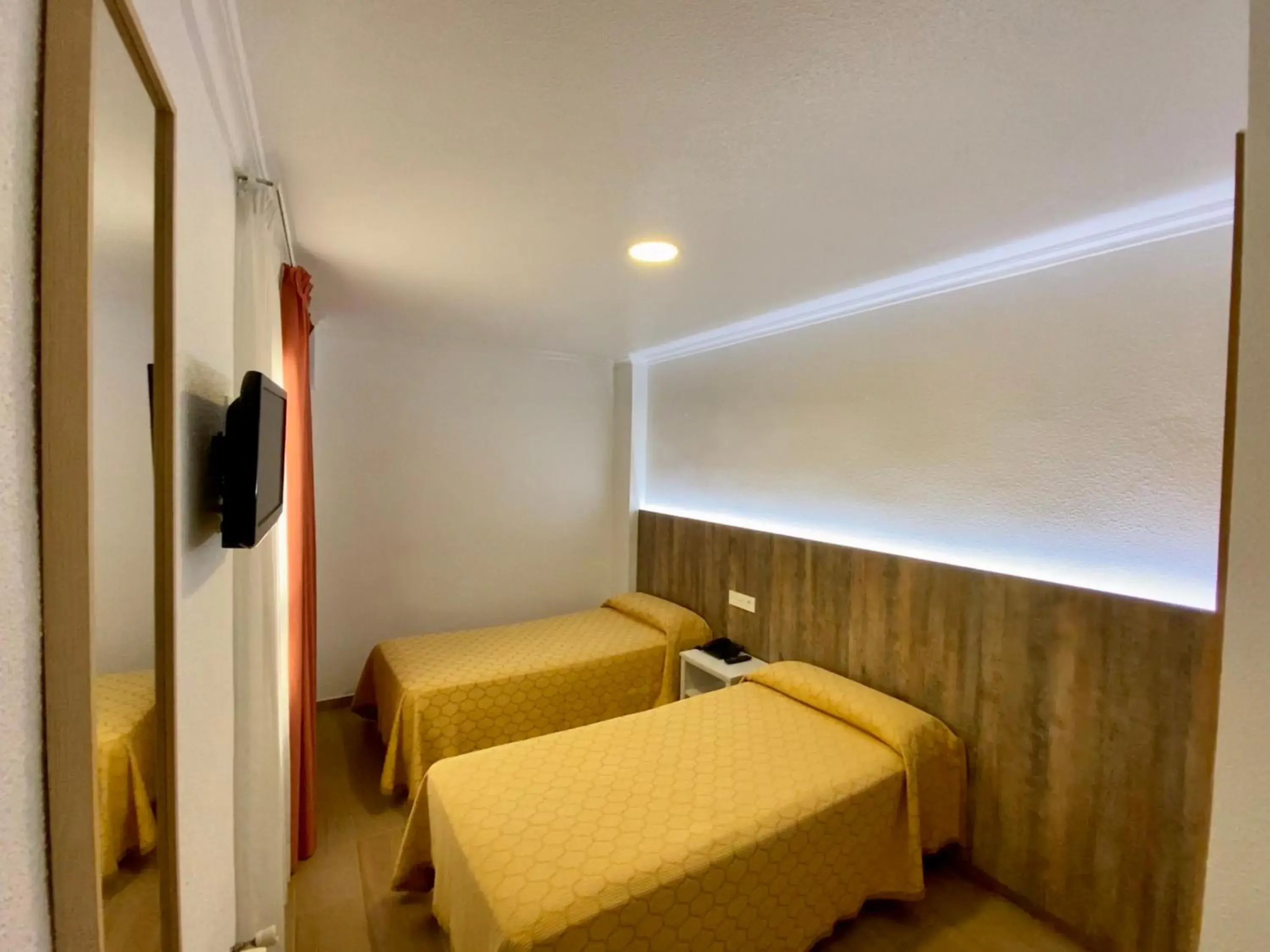 Twin Room in Hostal Pensimar Twin Room in Hostal Pensimar