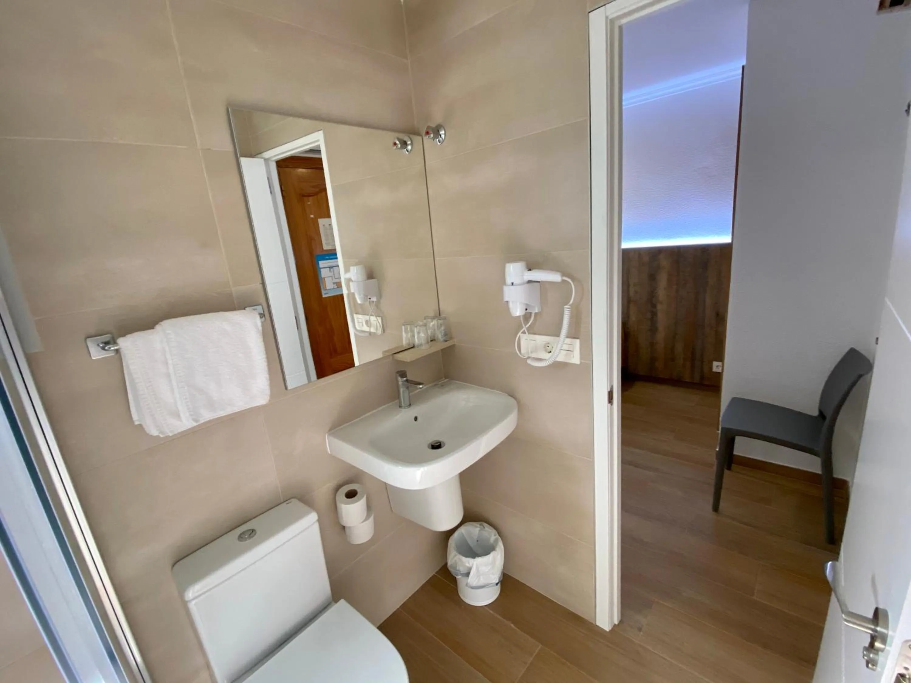 Toilet in Hostal Pensimar