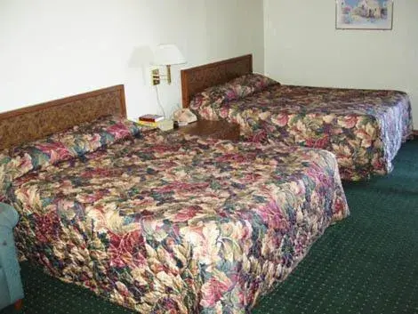 Queen Room with Two Queen Beds - Non-Smoking in Towne and Country Motel Queen Room with Two Queen Beds - Non-Smoking in Towne and Country Motel