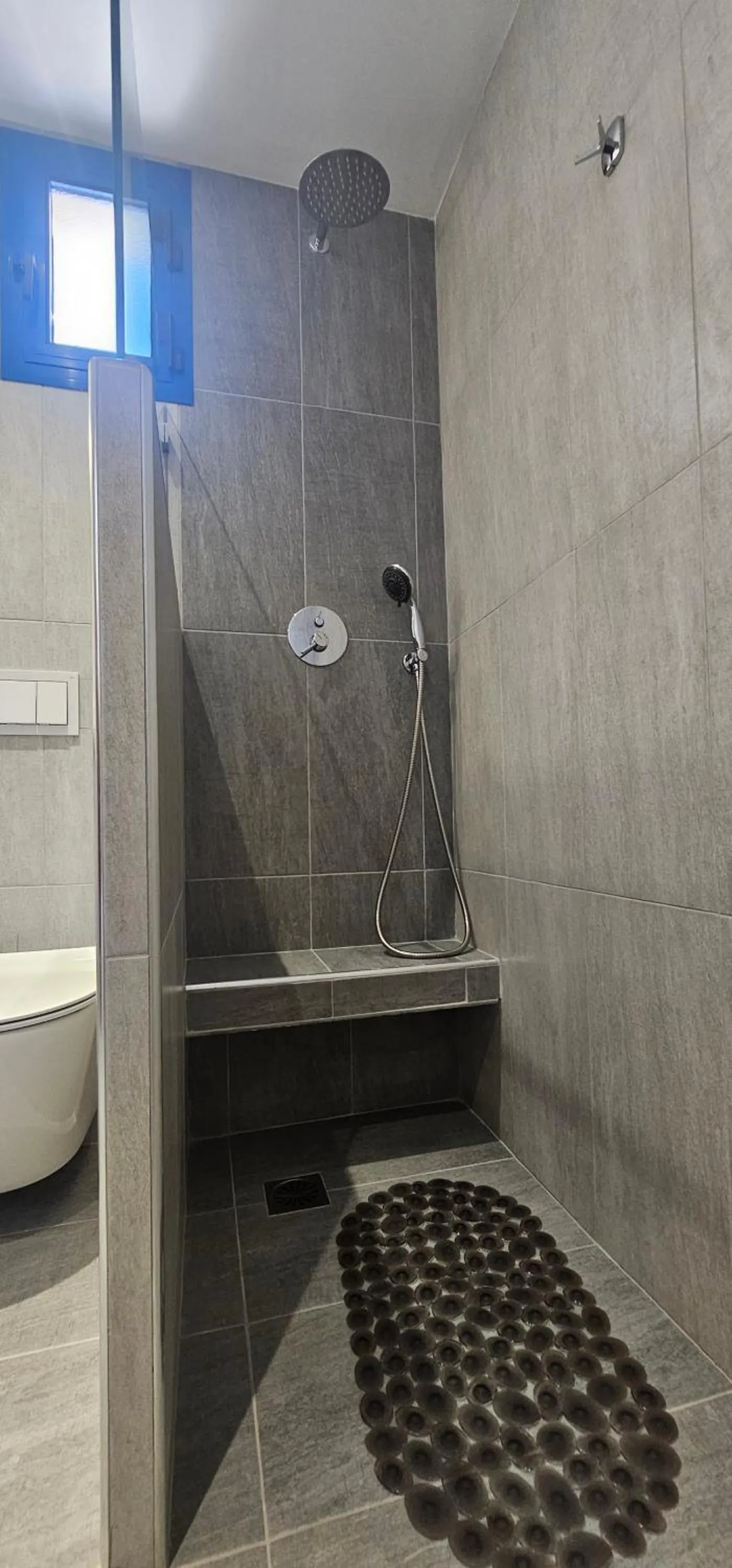 Shower in Hotel Rea