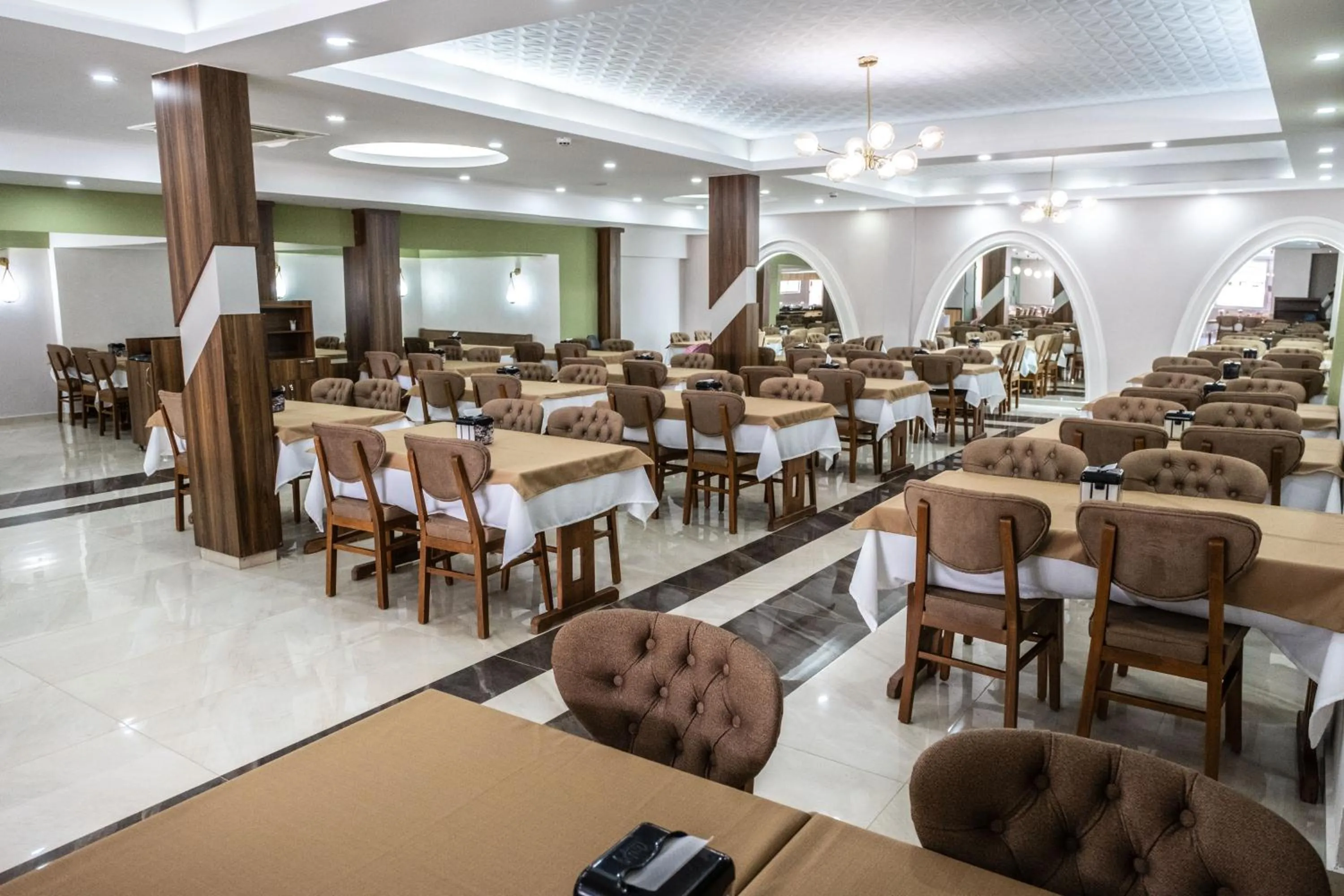 Restaurant/places to eat in Acar Hotel