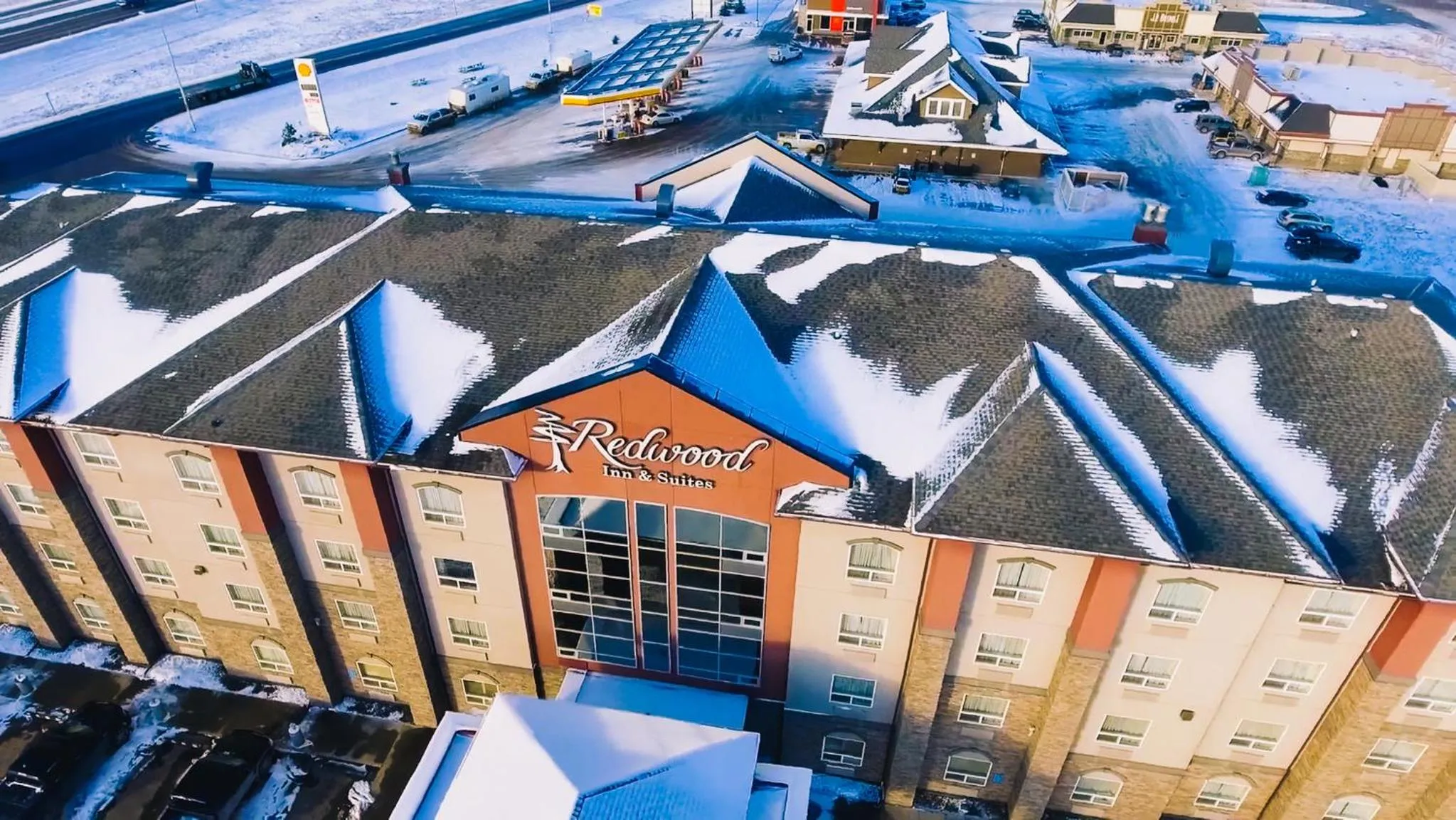 Property building in Redwood Inn & Suites