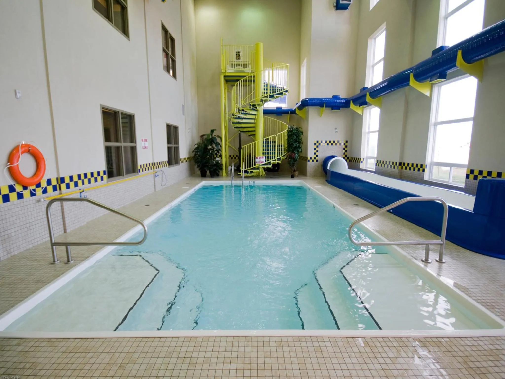 Swimming pool in Redwood Inn & Suites