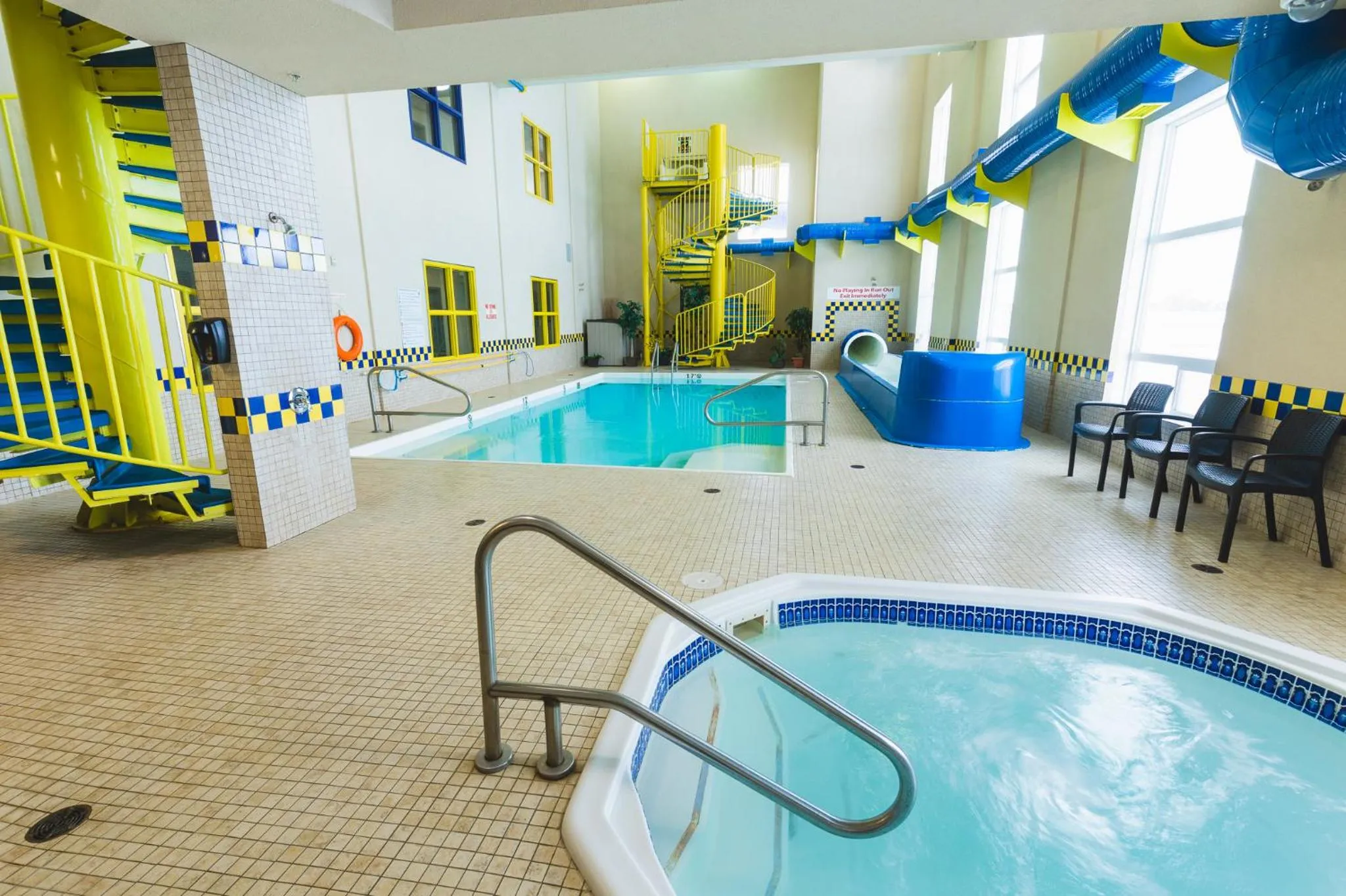 Swimming pool in Redwood Inn & Suites