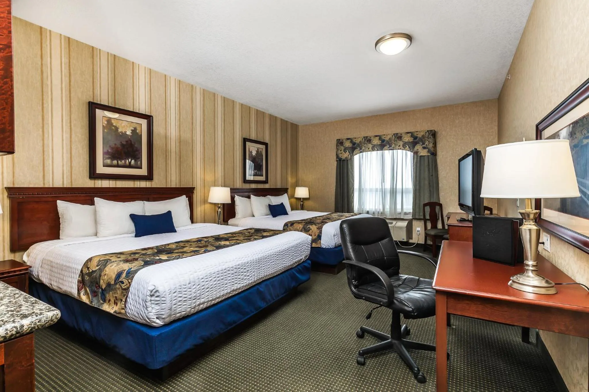 Guests, Bed in Redwood Inn & Suites