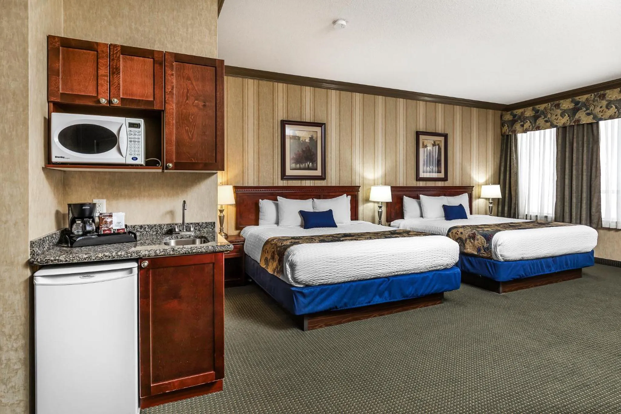 Guests, Bed in Redwood Inn & Suites