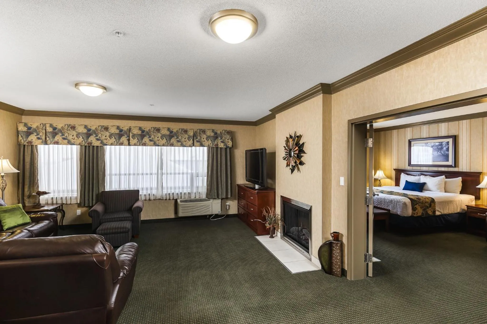 Guests, Bed in Redwood Inn & Suites