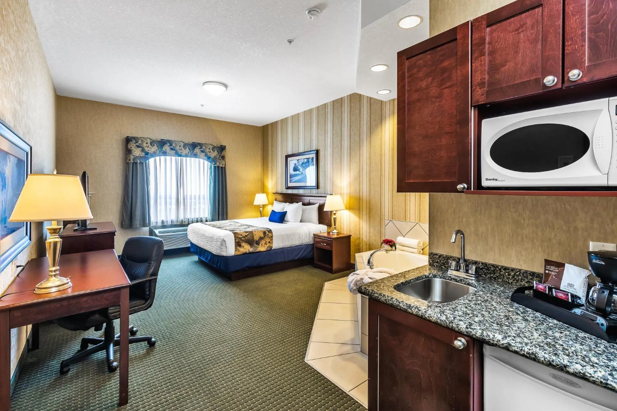 Guests, Bed in Redwood Inn & Suites