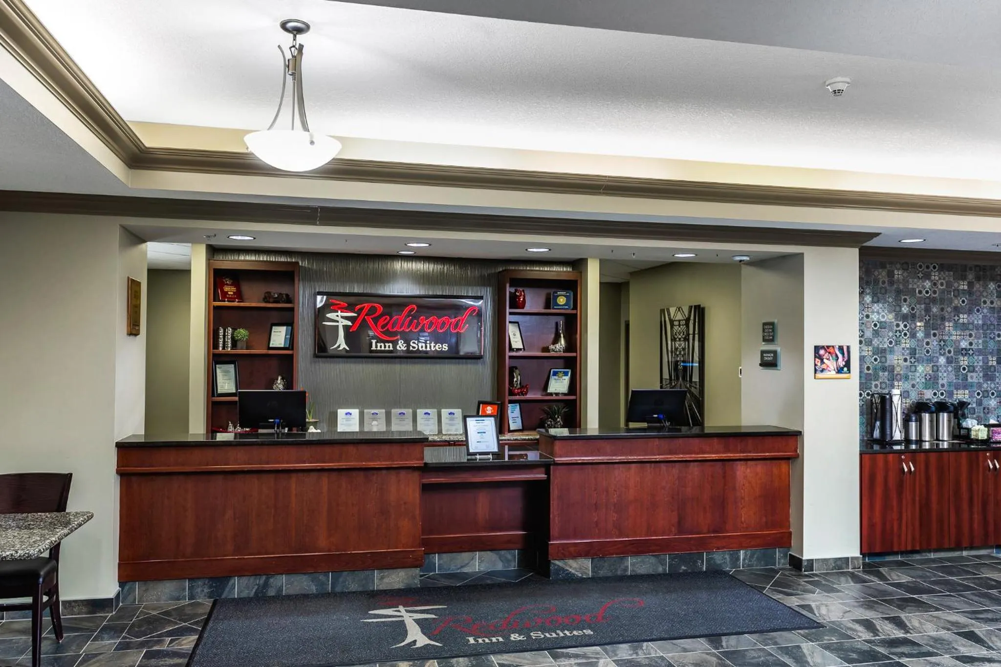 Lobby or reception in Redwood Inn & Suites