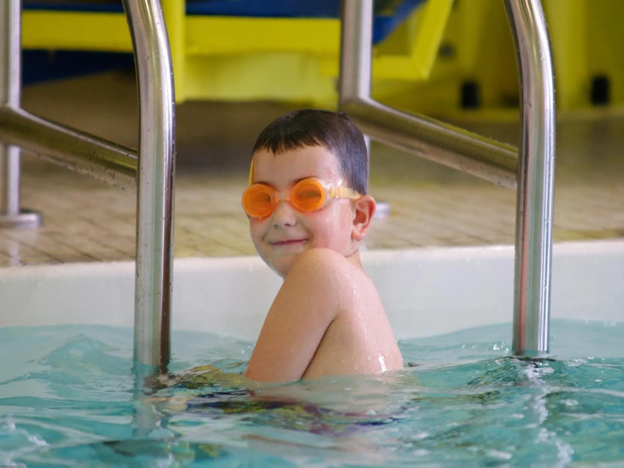 Swimming pool in Redwood Inn & Suites