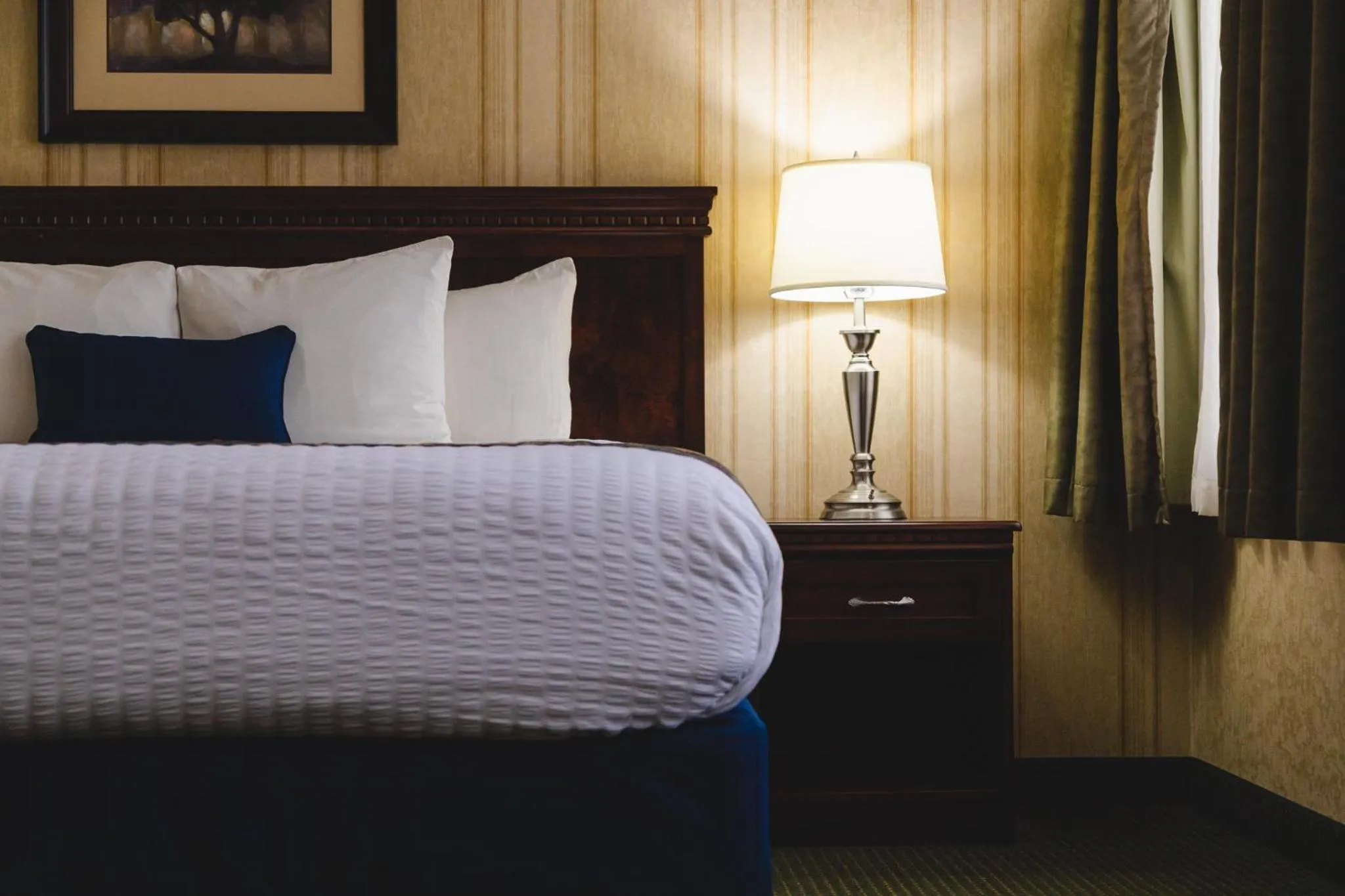 Guests, Bed in Redwood Inn & Suites