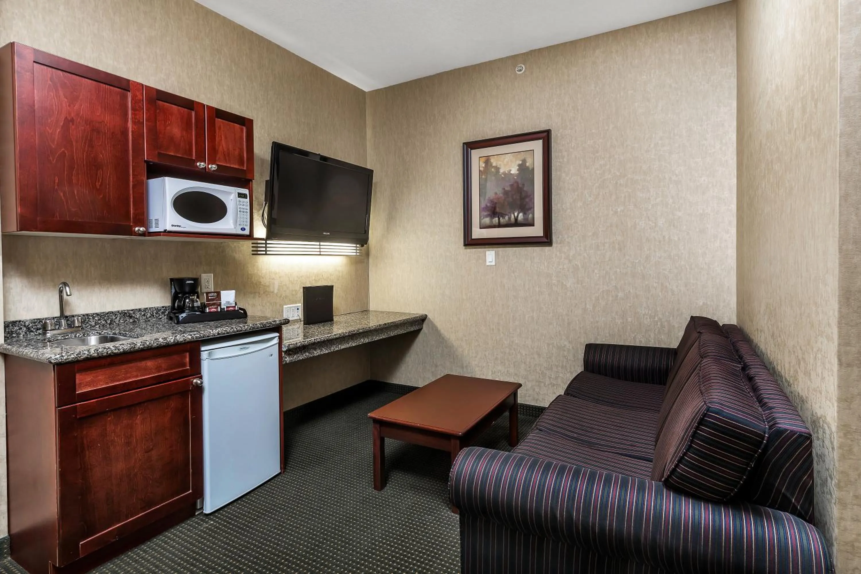 Coffee/tea facilities in Redwood Inn & Suites
