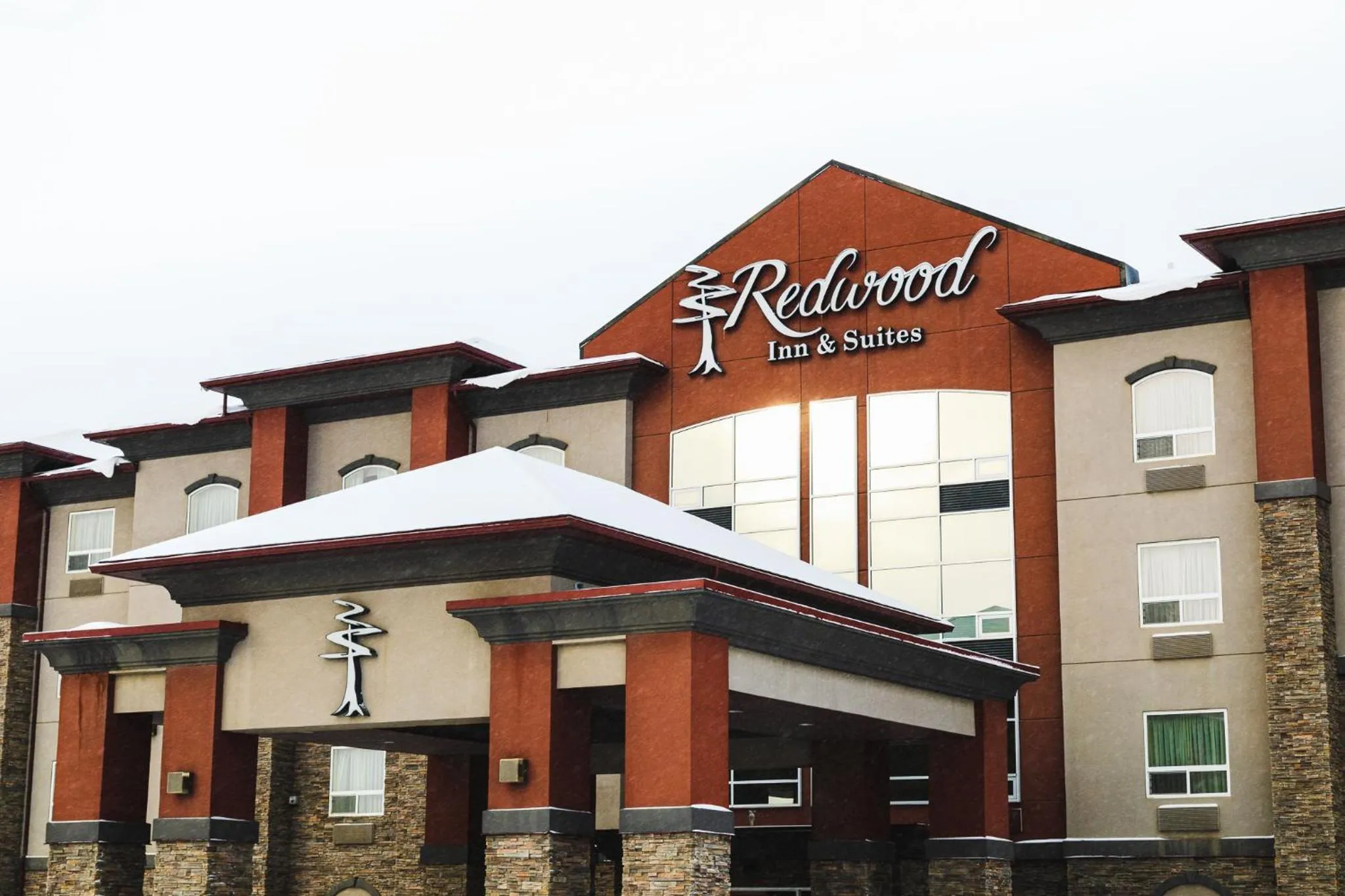 Property building in Redwood Inn & Suites