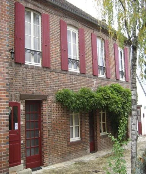 Facade/entrance in Logis Hotel Restaurant Le Cheval Blanc