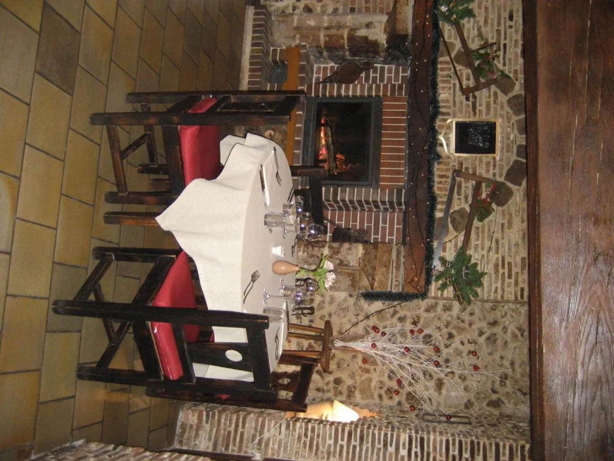 Restaurant/places to eat in Logis Hotel Restaurant Le Cheval Blanc