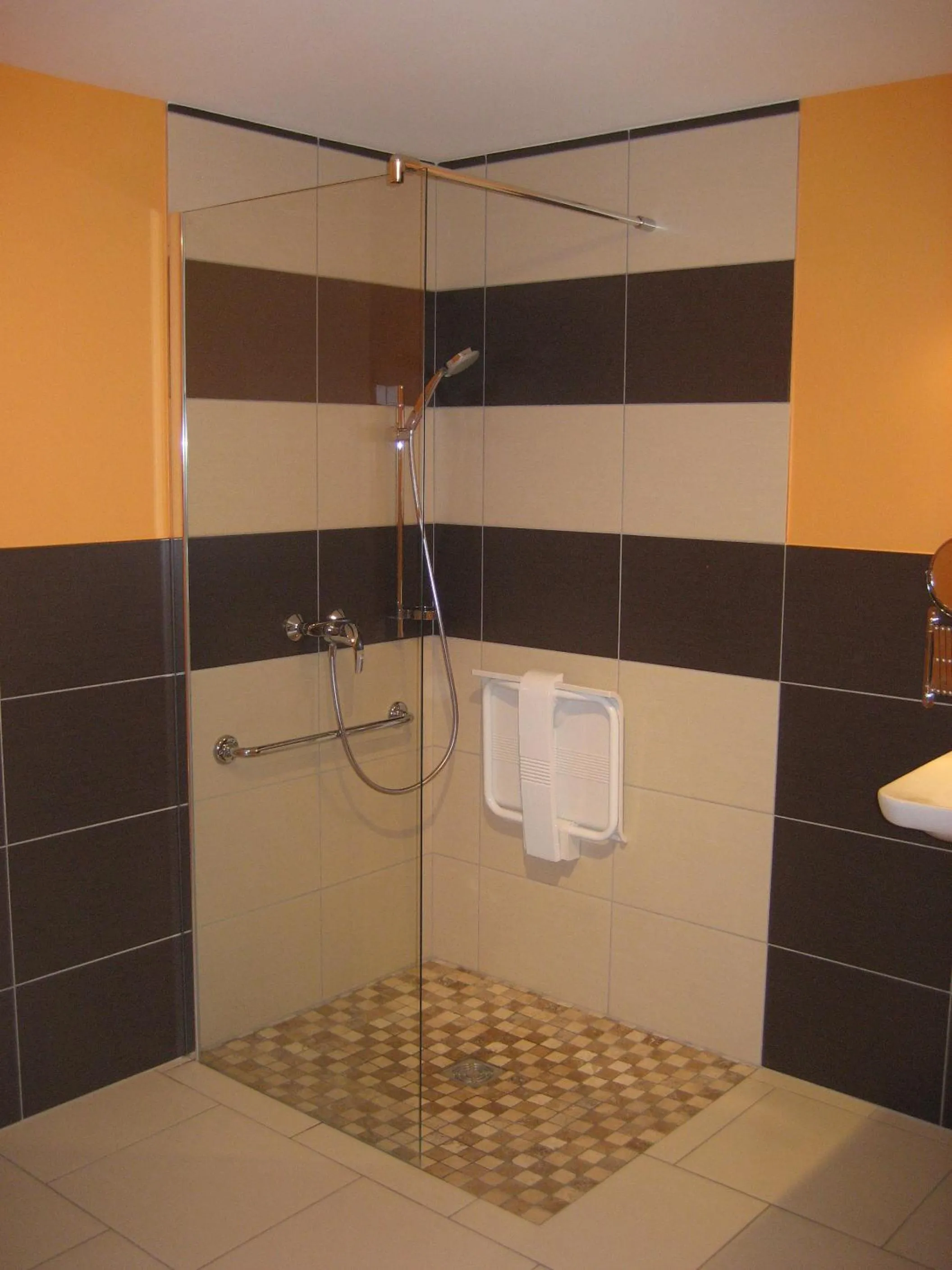 Bathroom in Logis Hotel Restaurant Le Cheval Blanc