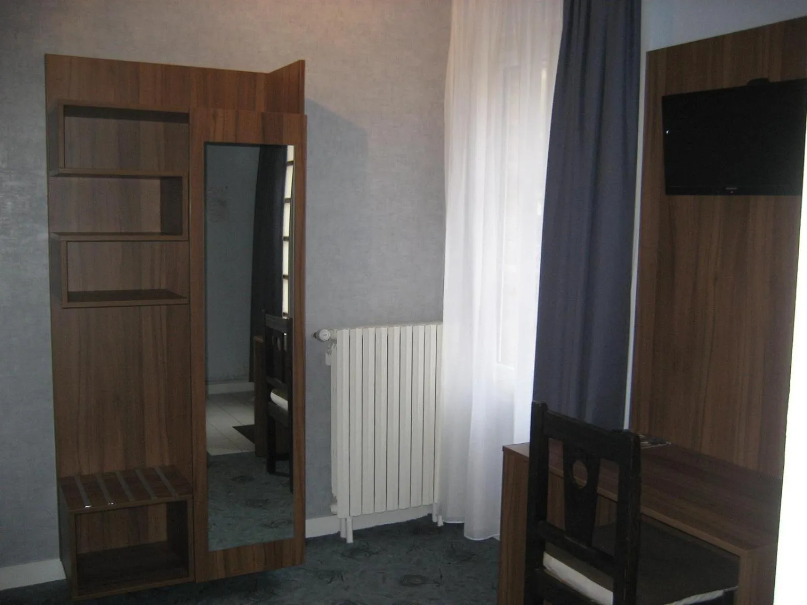 Photo of the whole room in Logis Hotel Restaurant Le Cheval Blanc