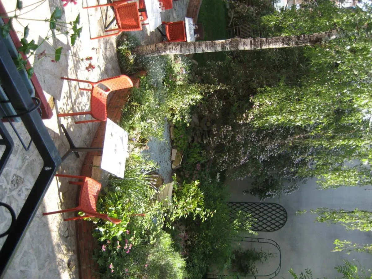 Restaurant/places to eat in Logis Hotel Restaurant Le Cheval Blanc