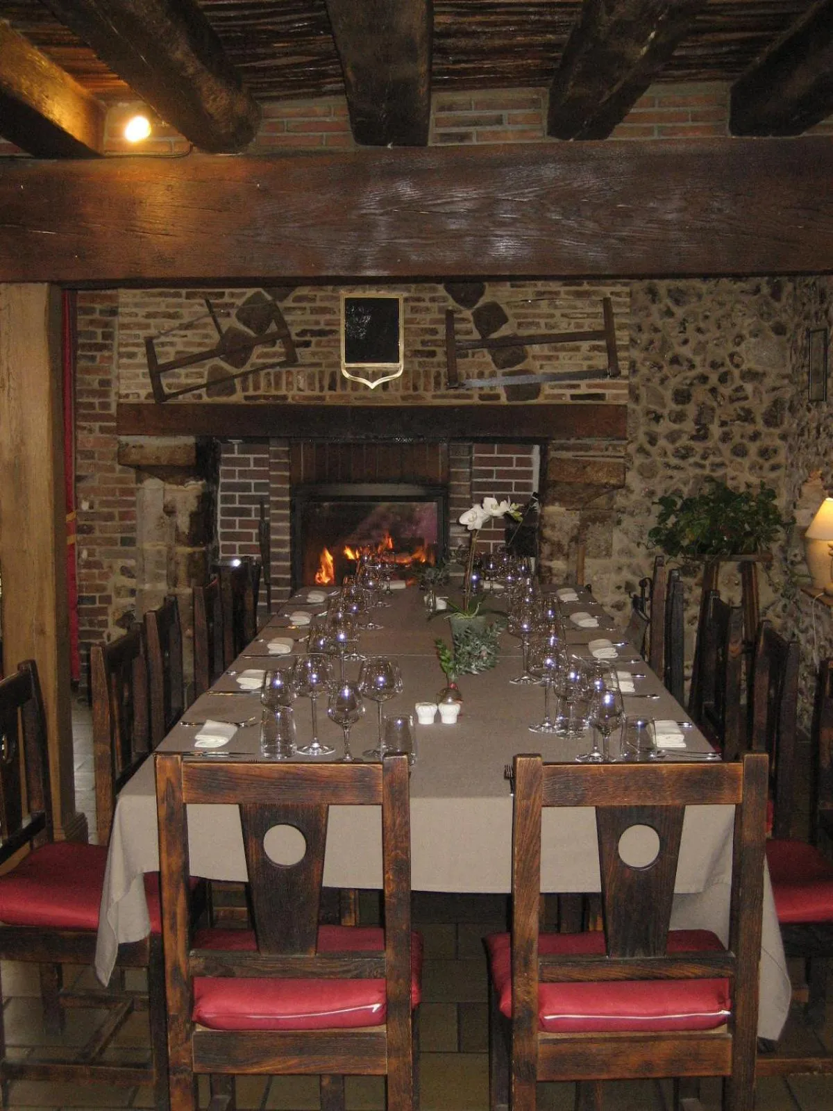 Restaurant/places to eat in Logis Hotel Restaurant Le Cheval Blanc