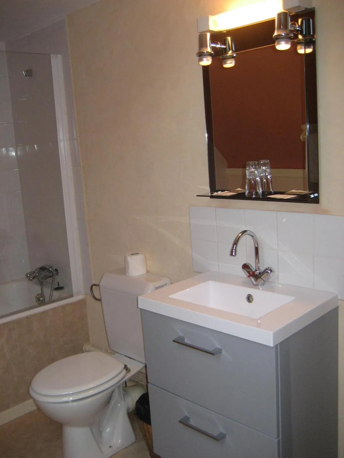 Bathroom in Logis Hotel Restaurant Le Cheval Blanc