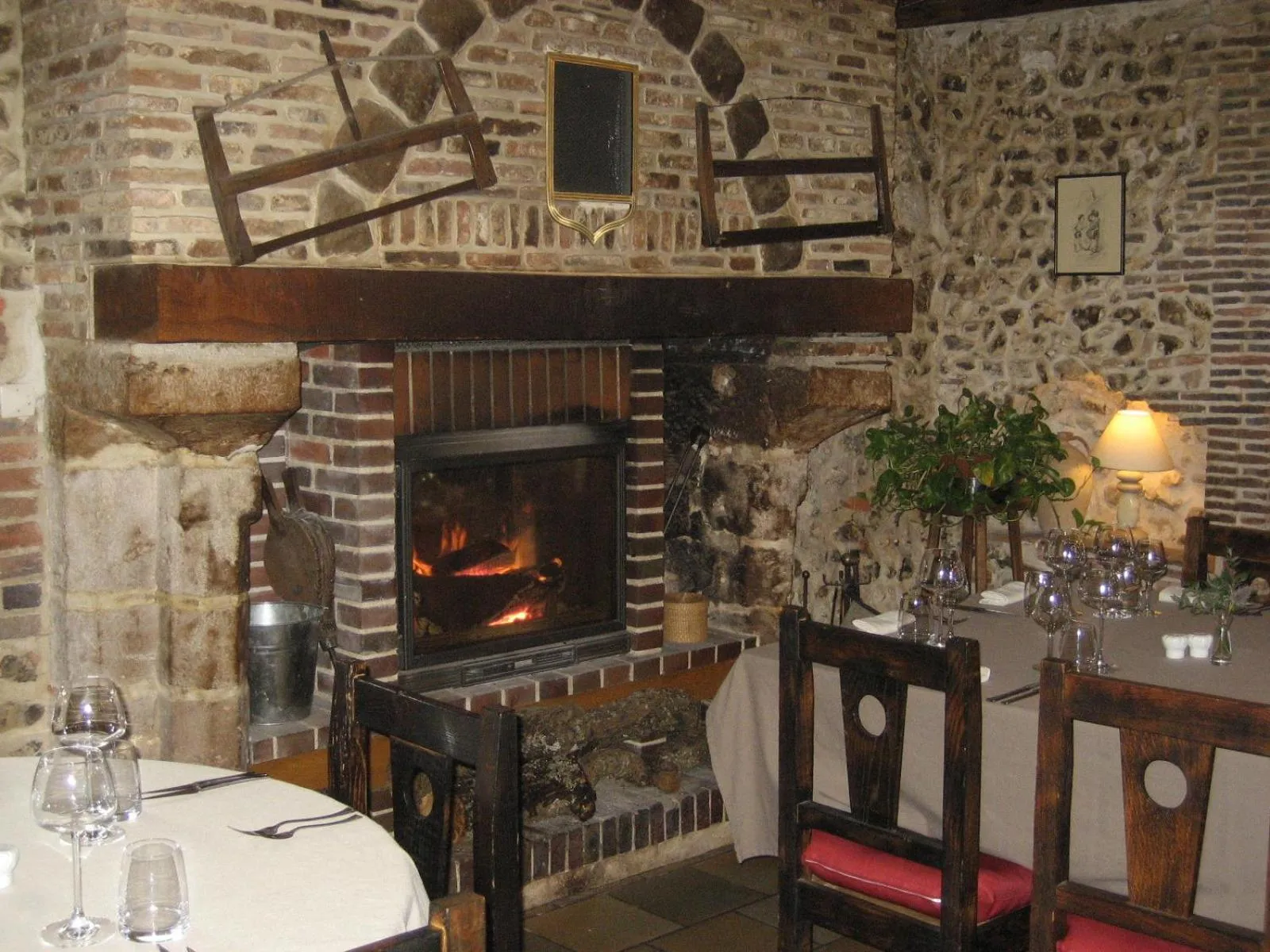 Restaurant/places to eat in Logis Hotel Restaurant Le Cheval Blanc