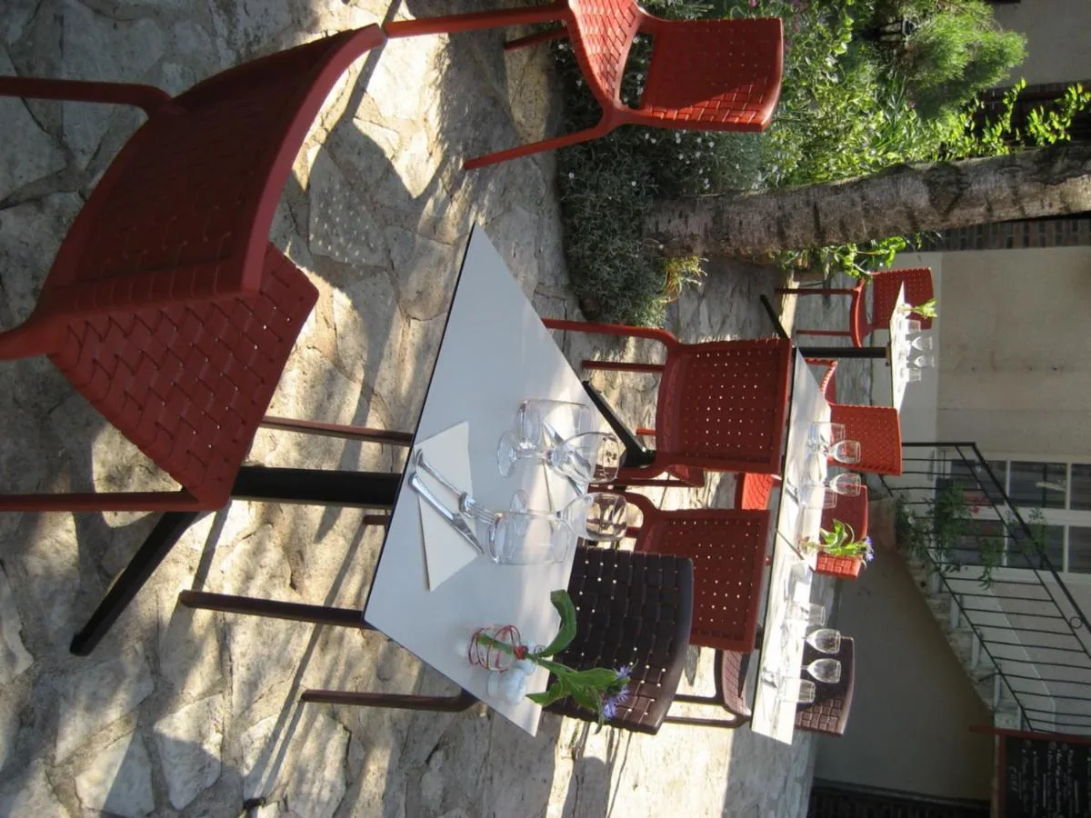 Restaurant/places to eat in Logis Hotel Restaurant Le Cheval Blanc