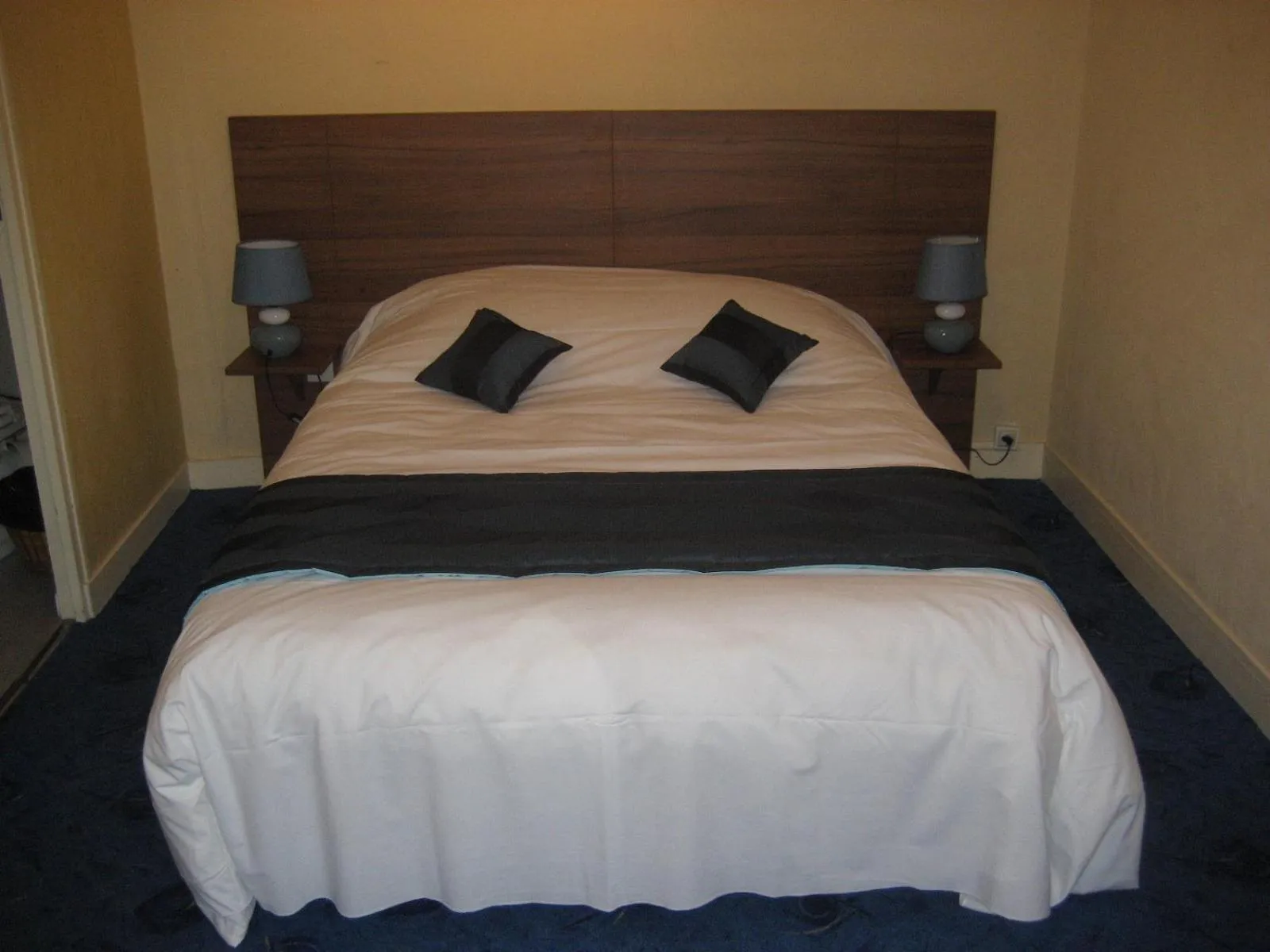 Bed in Logis Hotel Restaurant Le Cheval Blanc