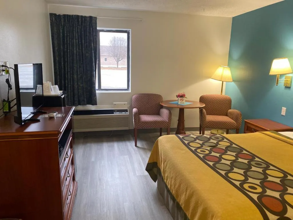 Bed in Americas Best Value Inn West Frankfort