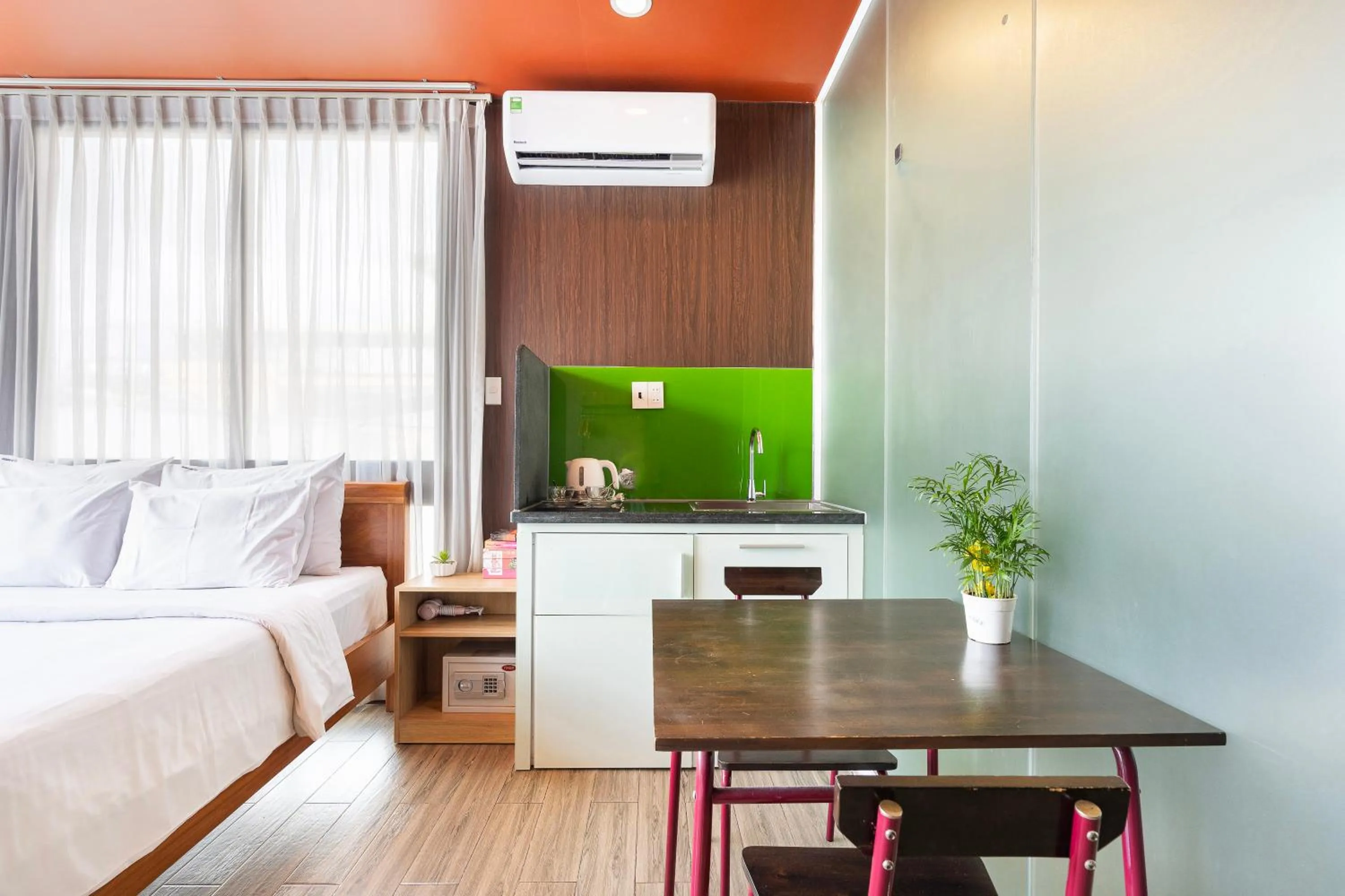 Dining area, Bed in Gemini Saigon CENTER - New & Quiet near Bui Vien Walking Street
