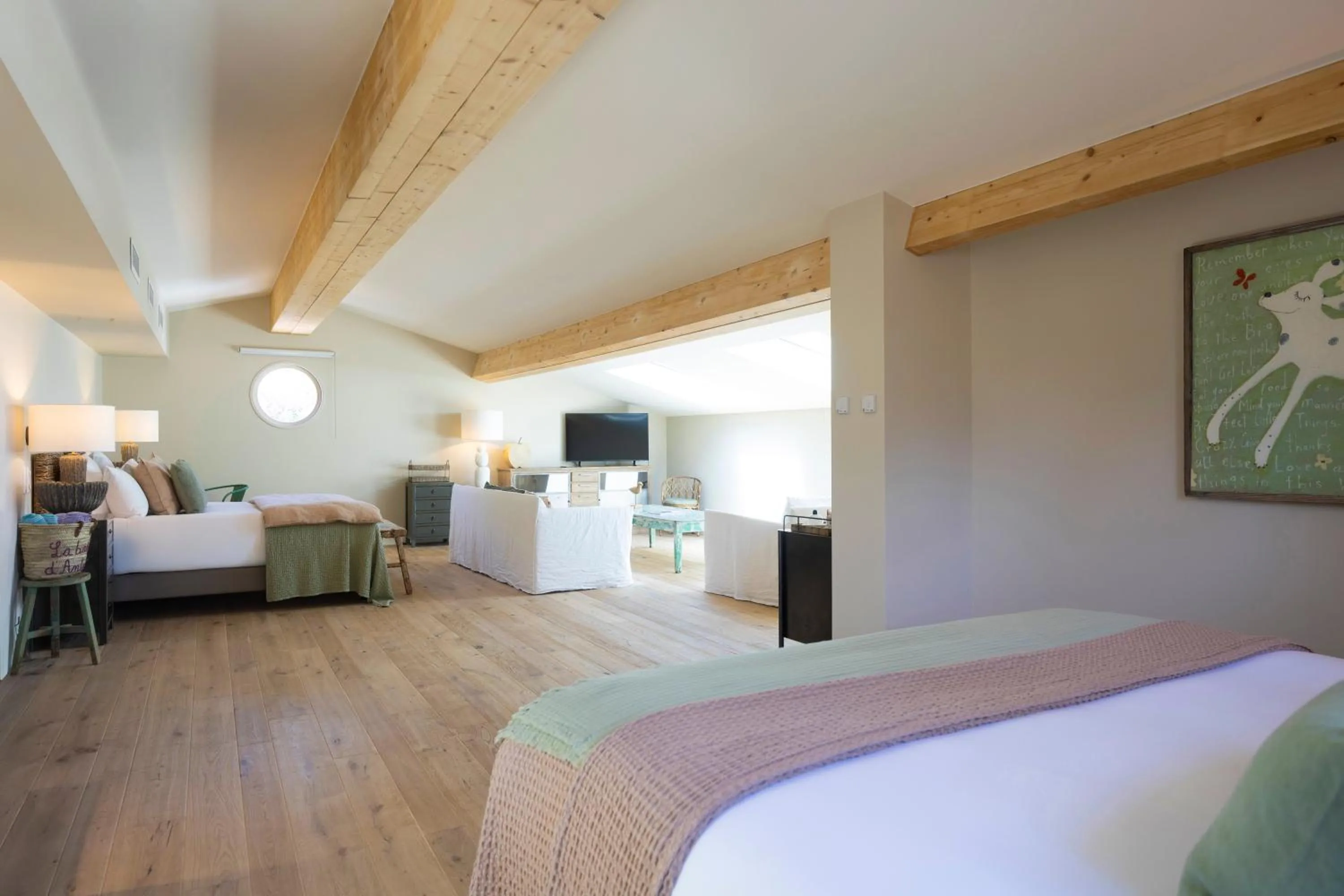 Communal lounge/ TV room in La Bastide d'Antoine