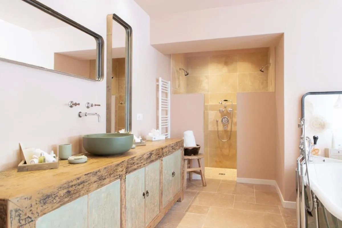 Shower in La Bastide d'Antoine