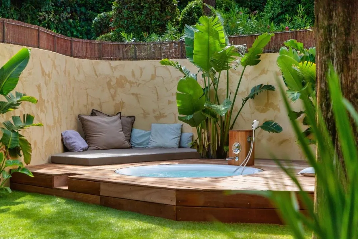 Patio in La Bastide d'Antoine