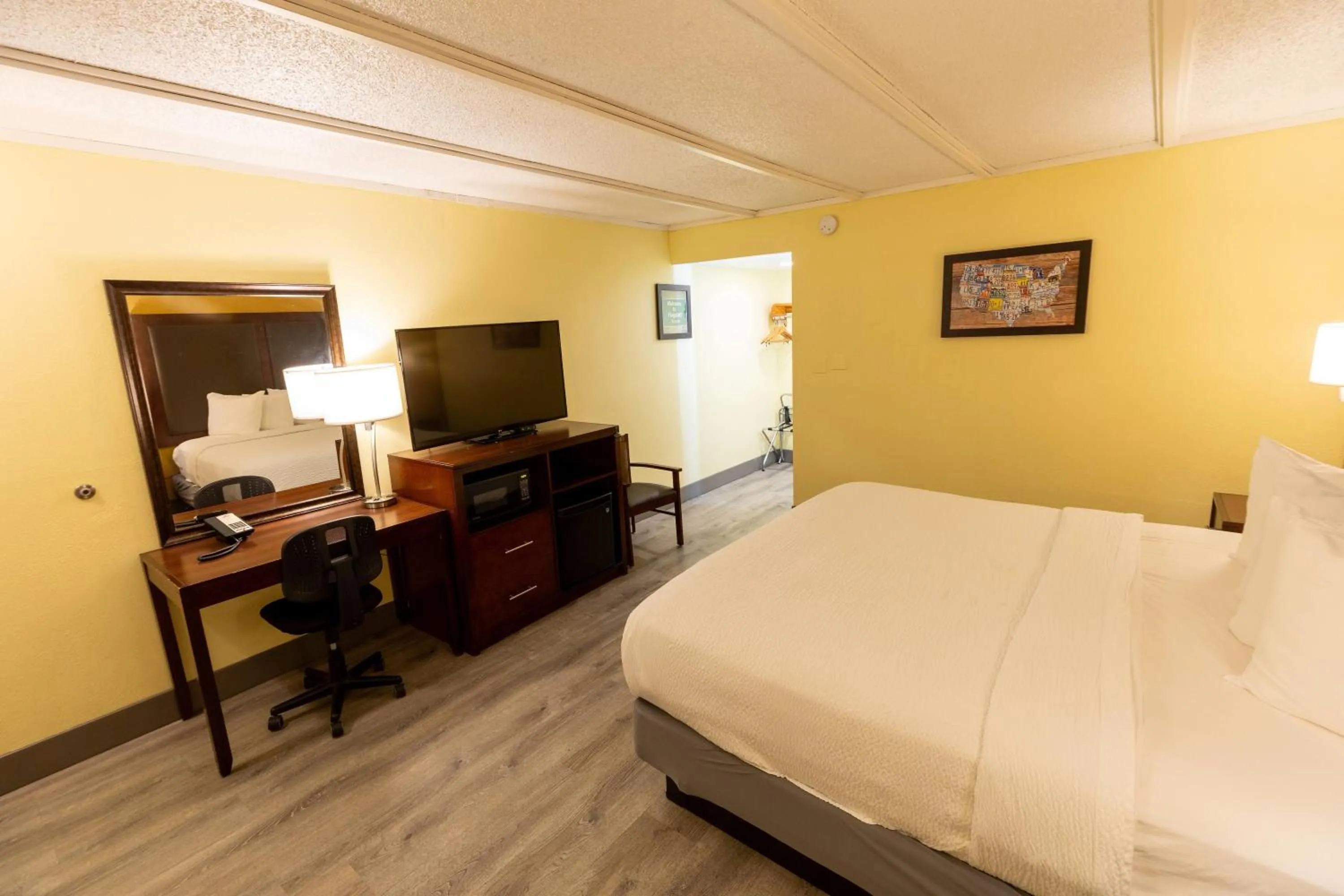 Photo of the whole room, Bed in Kings House Motor Hotel, a Dazzler Select by Wyndham