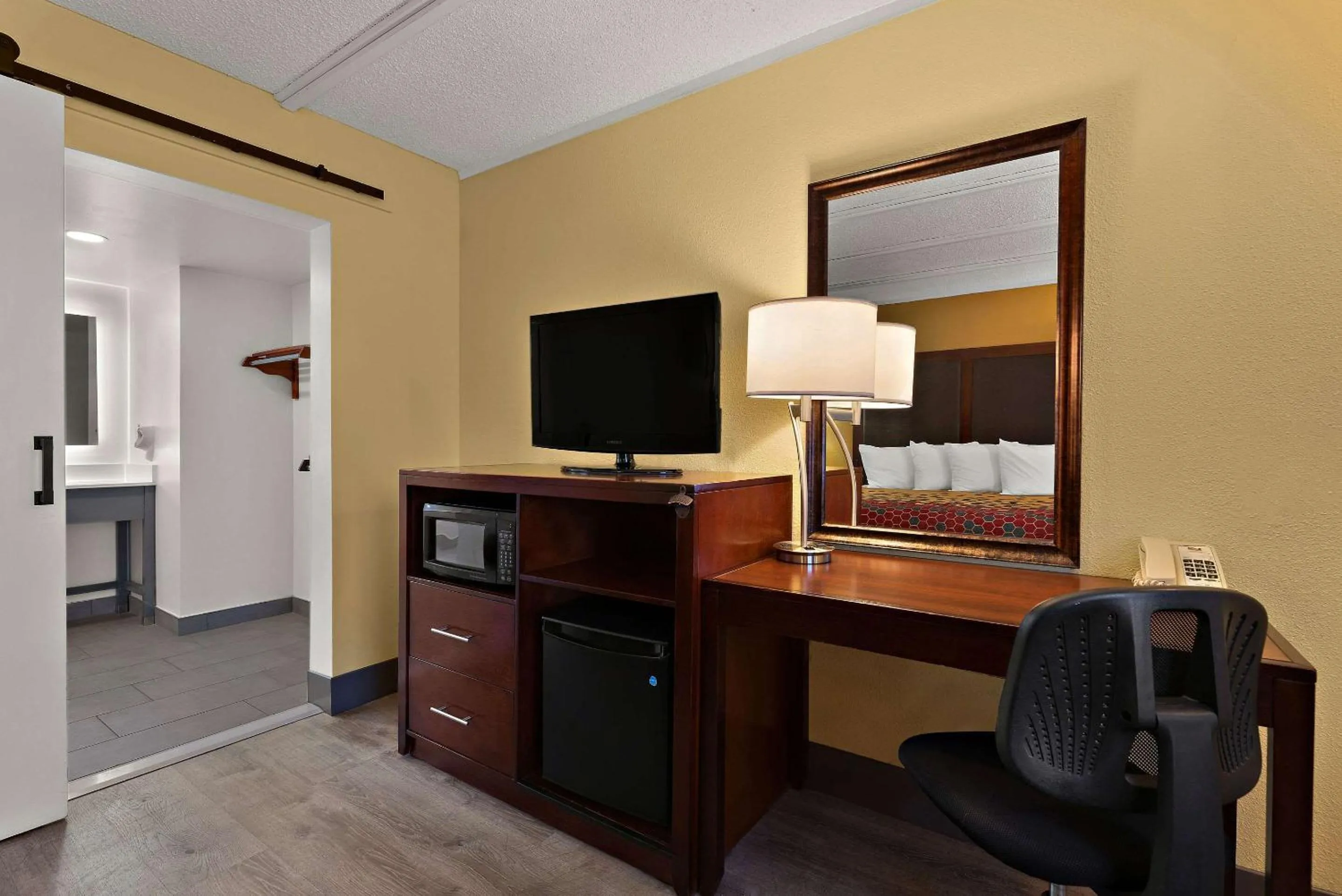 Bedroom in Kings House Motor Hotel