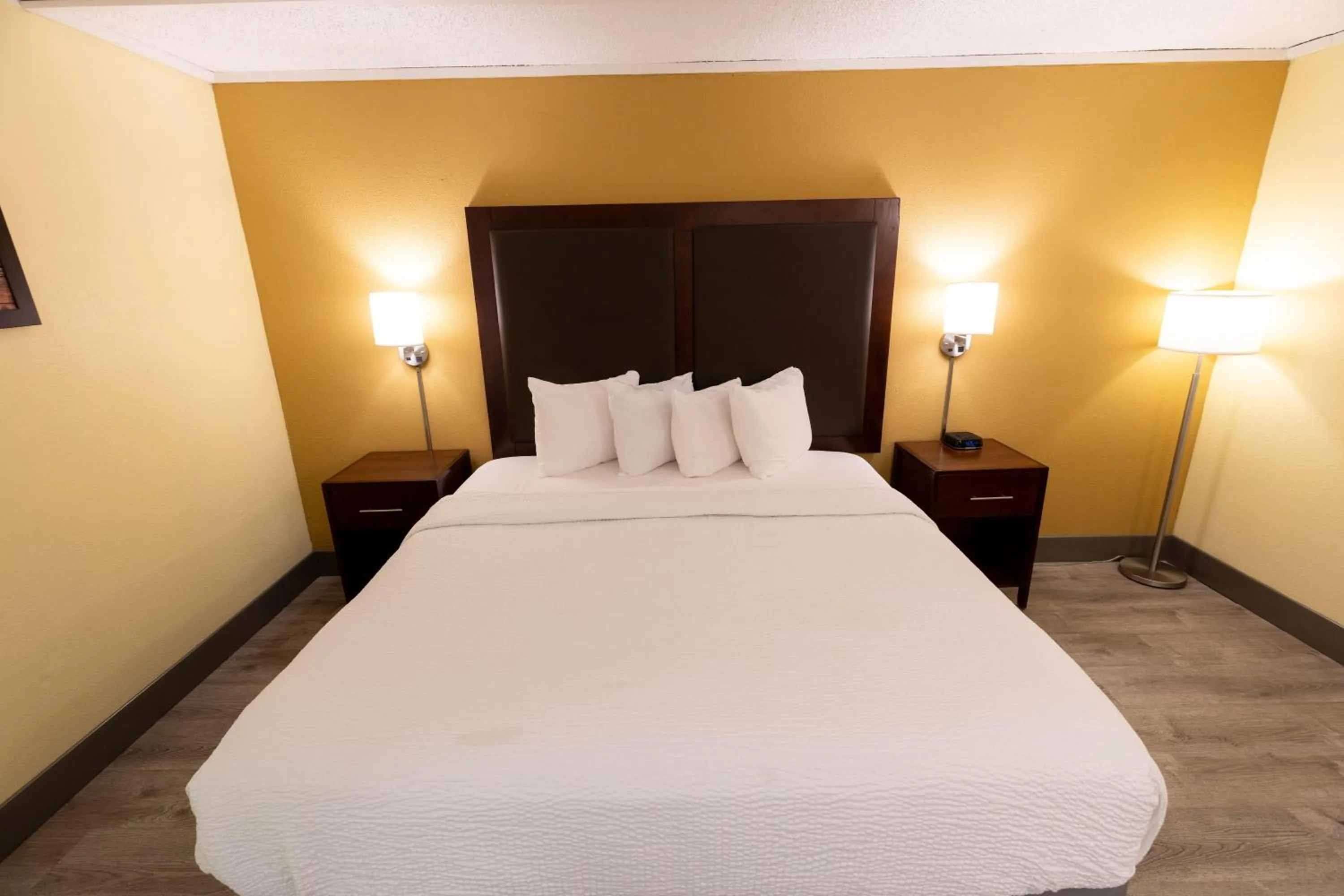 Photo of the whole room, Bed in Kings House Motor Hotel, a Dazzler Select by Wyndham