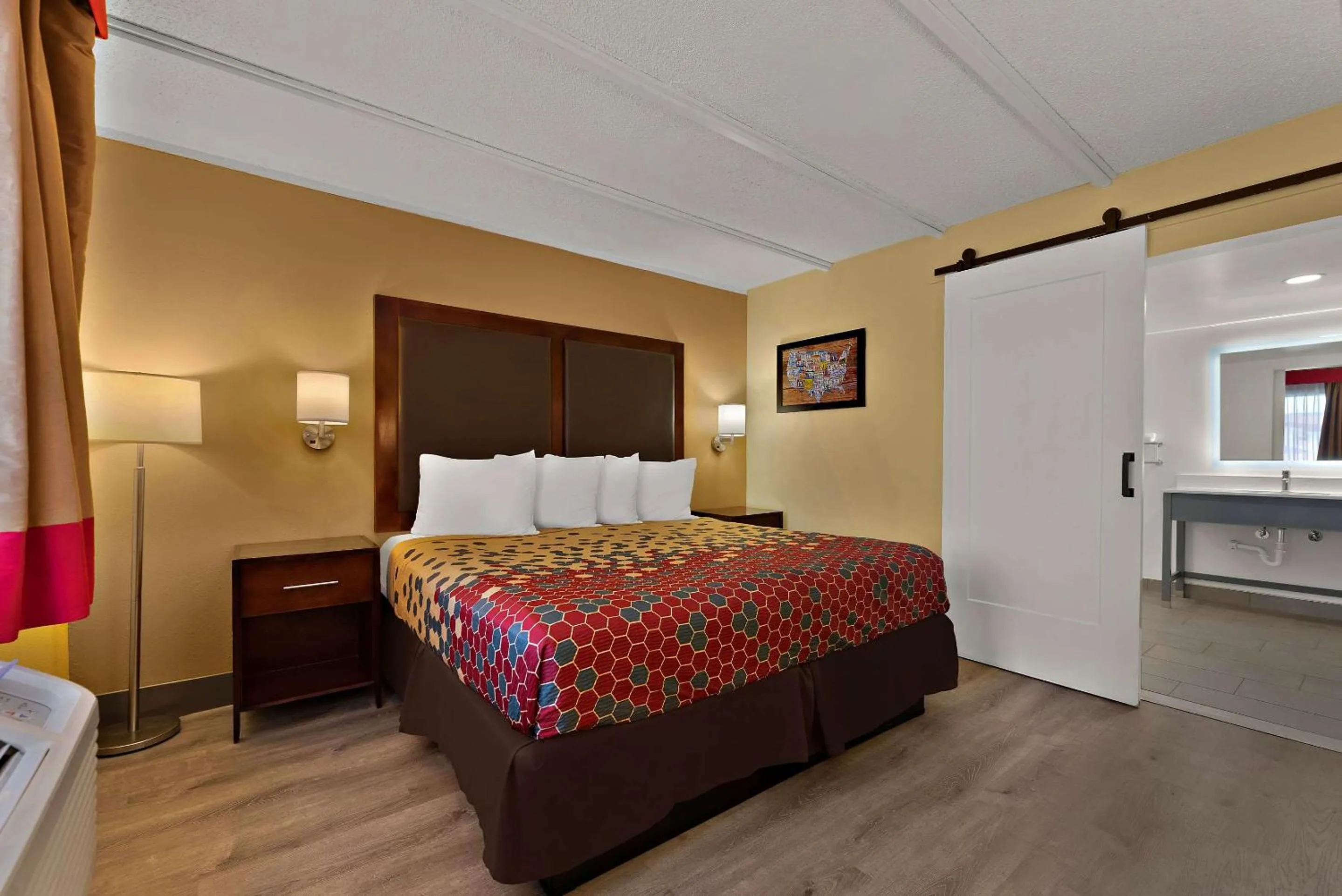 Bedroom, Bed in Kings House Motor Hotel